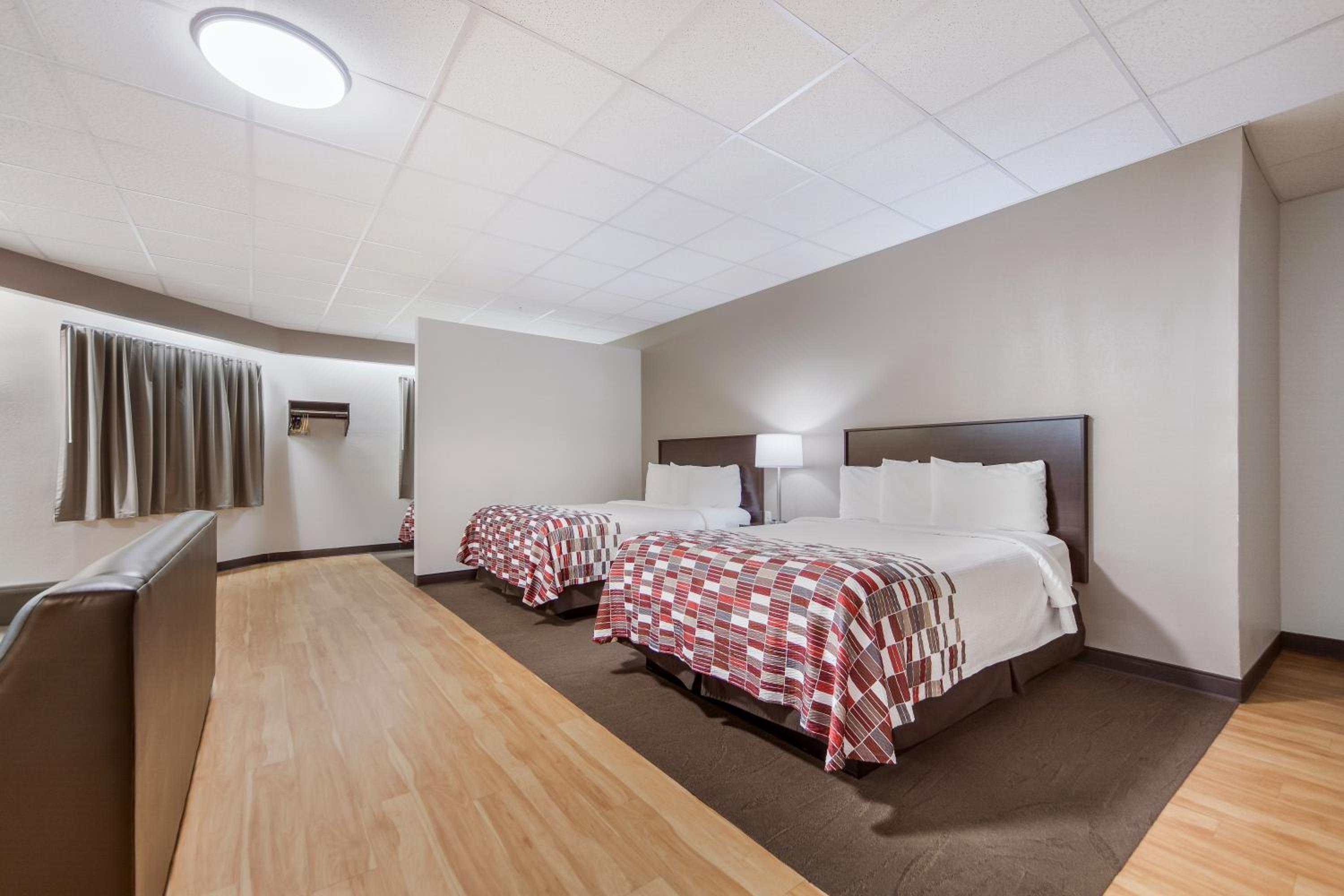 Suite with Three Queen Beds Smoke Free - Photo 1
