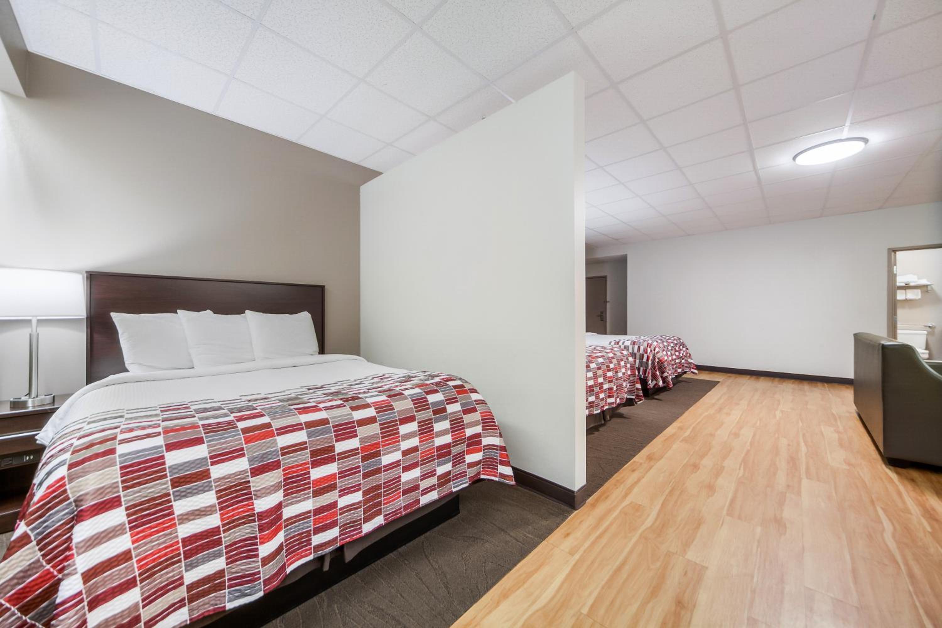 Suite with Three Queen Beds Smoke Free - Photo 2