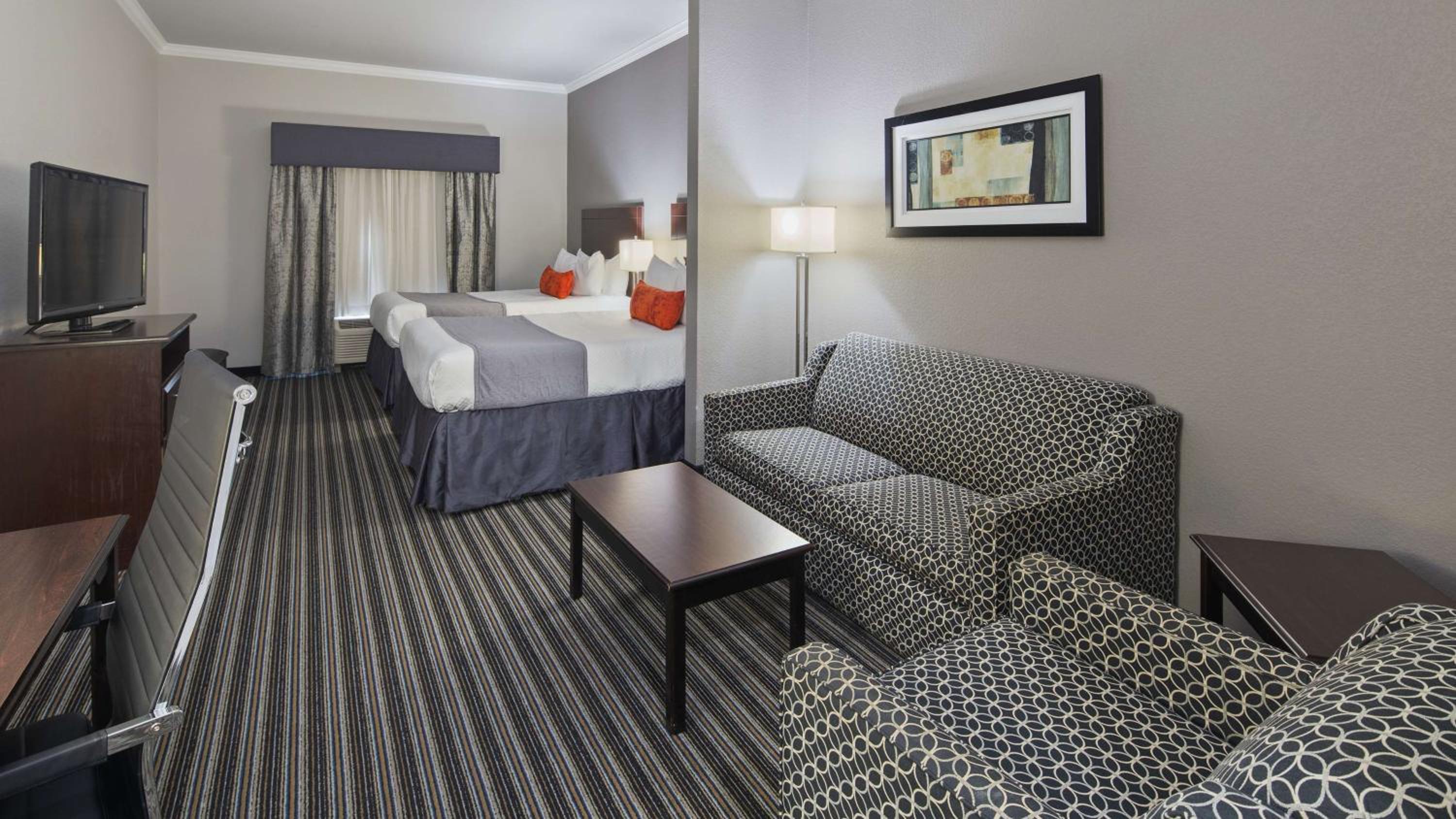 Queen Suite with Two Queen Beds and Sofa Bed - Photo 4