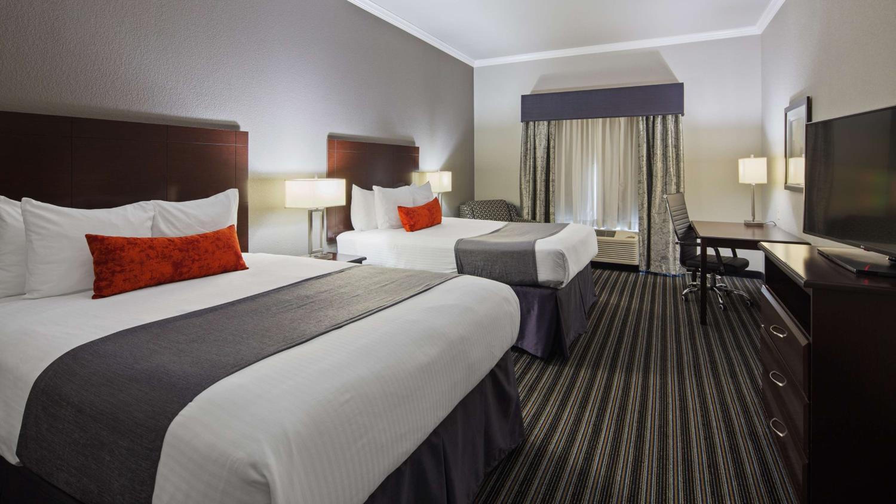 Queen Room with Two Queen Beds - Photo 3