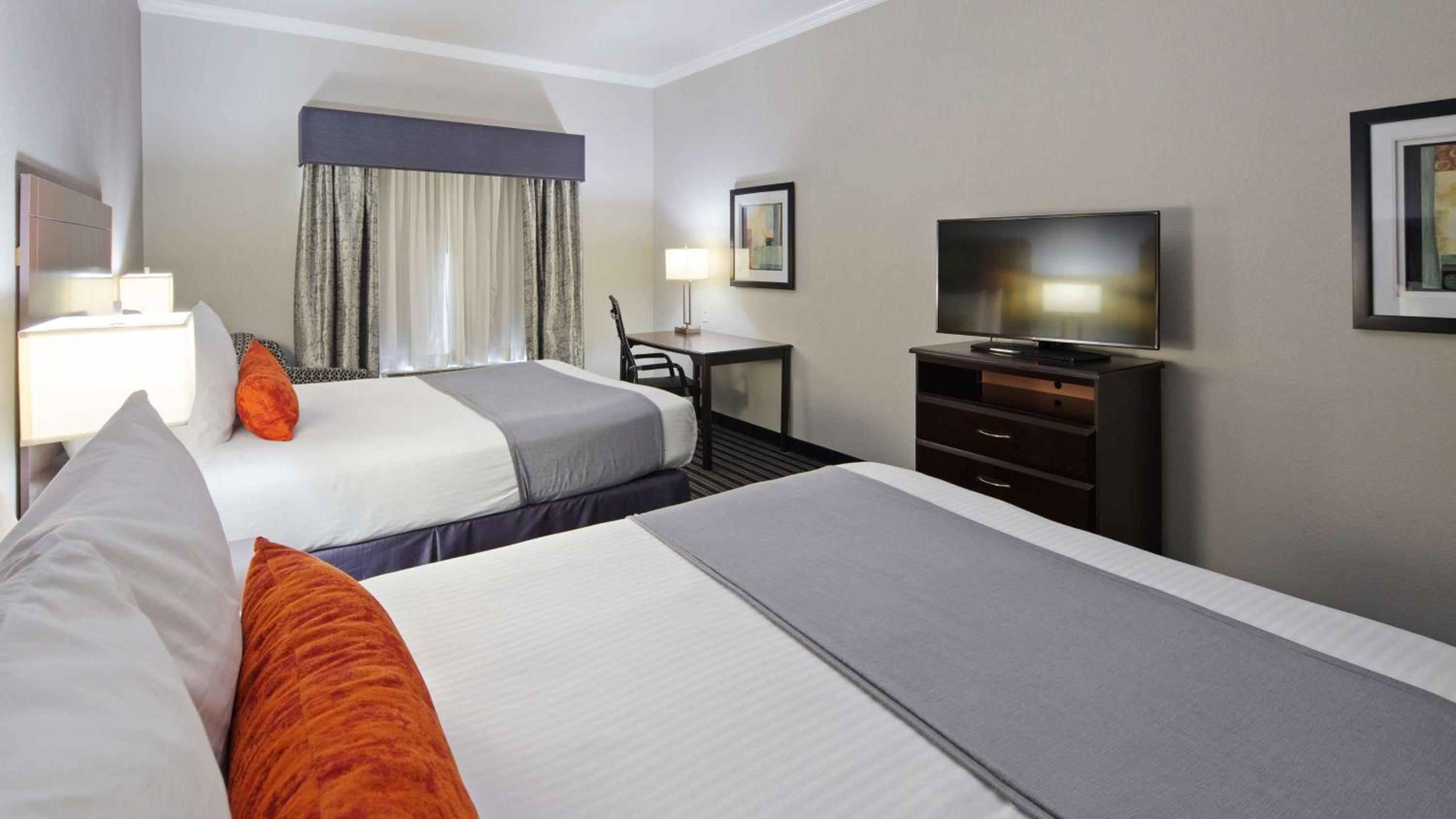 Queen Room with Two Queen Beds - Photo 4