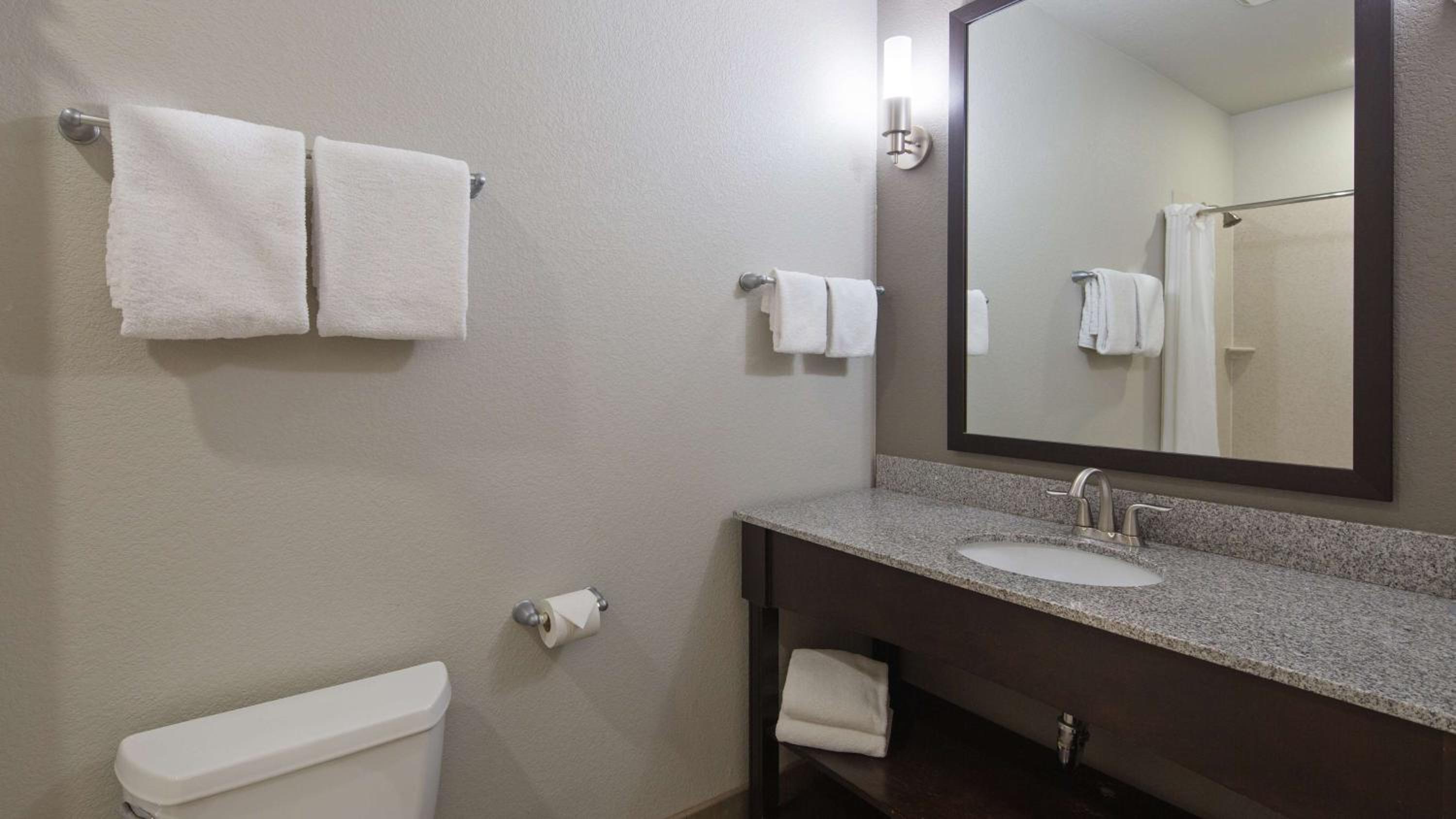 Queen Room with Two Queen Beds with Roll-In Shower - Mobility Accessible/Non-Smoking - Photo 4