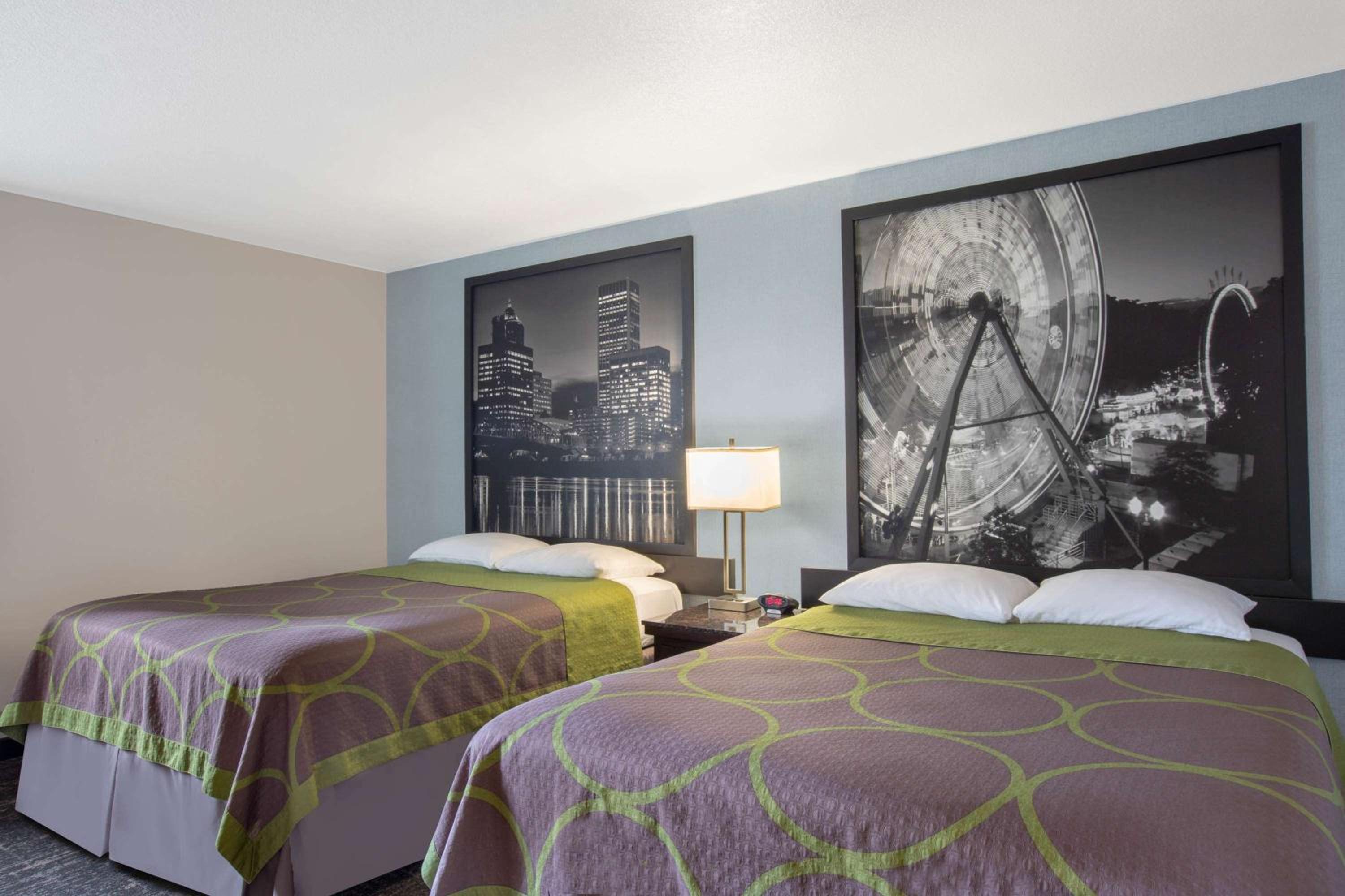 Queen Room With Two Queen Beds - Non-Smoking photo 3