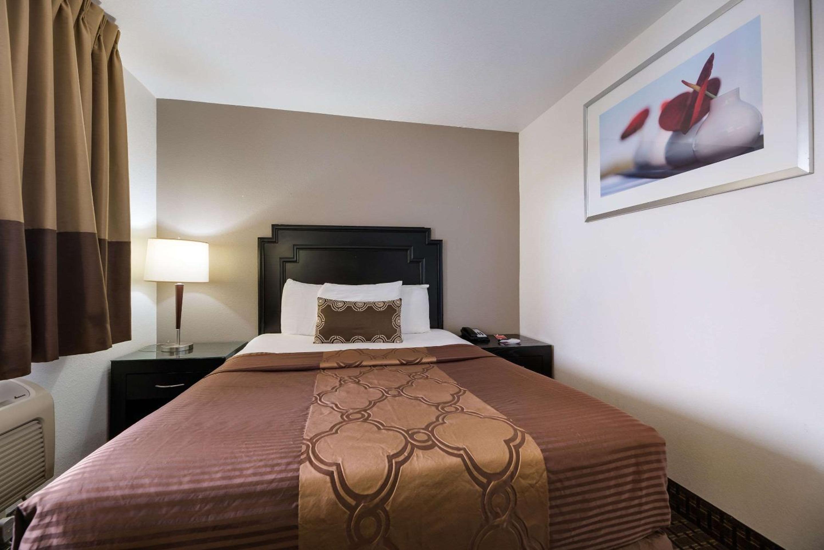 Queen Room - Non-Smoking - Photo 4