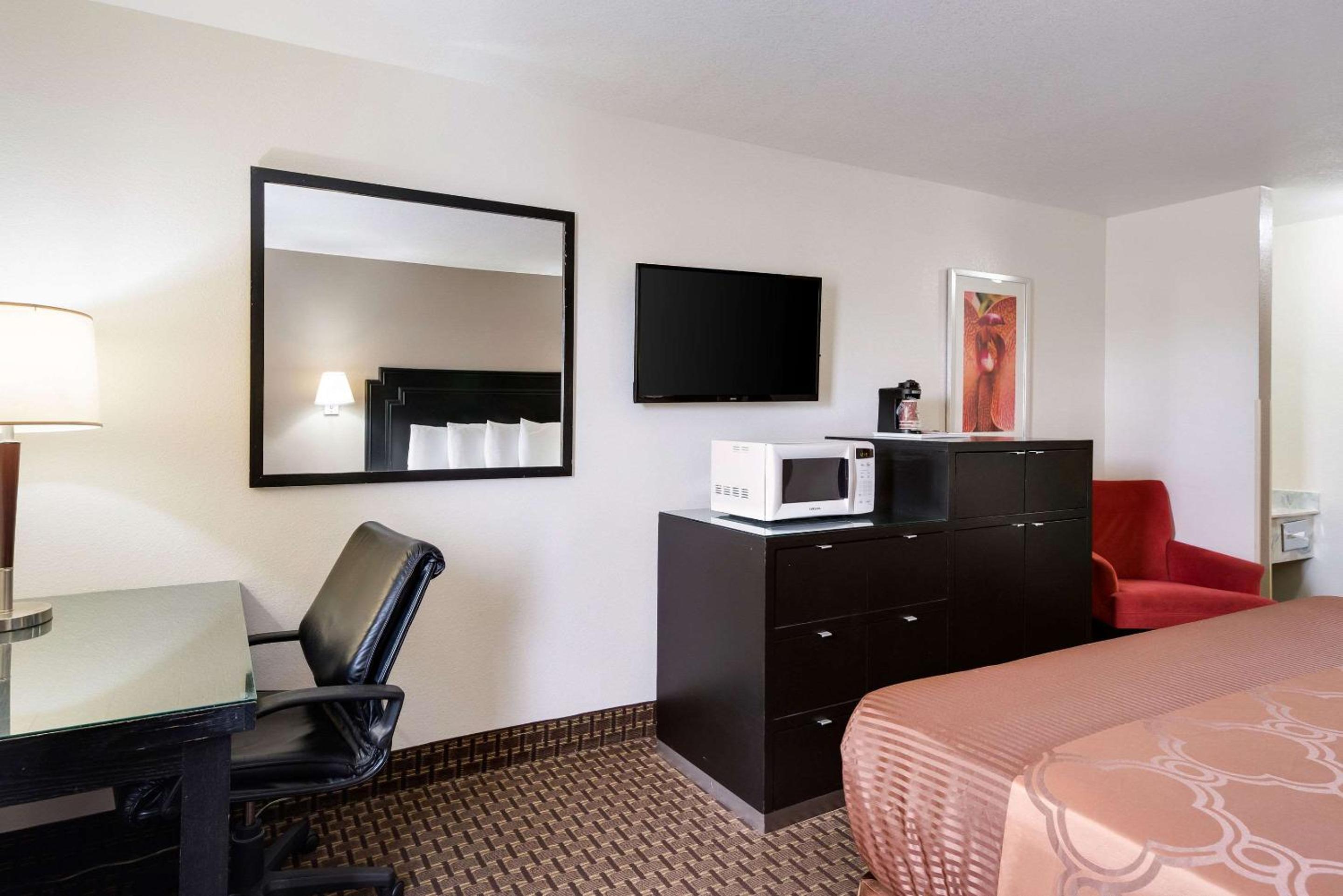 King Room - Non-Smoking - Photo 4