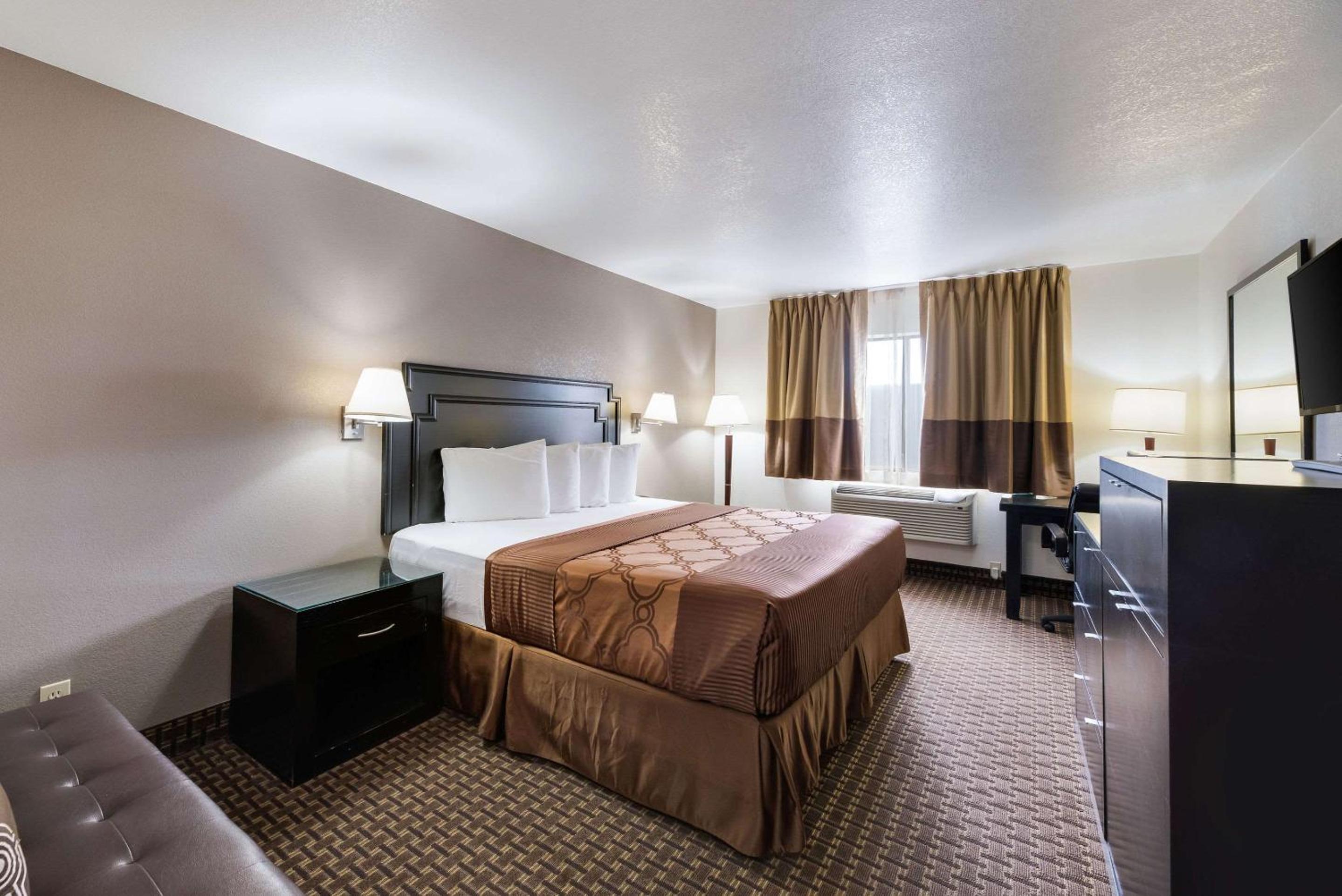 King Room - Non-Smoking - Photo 1