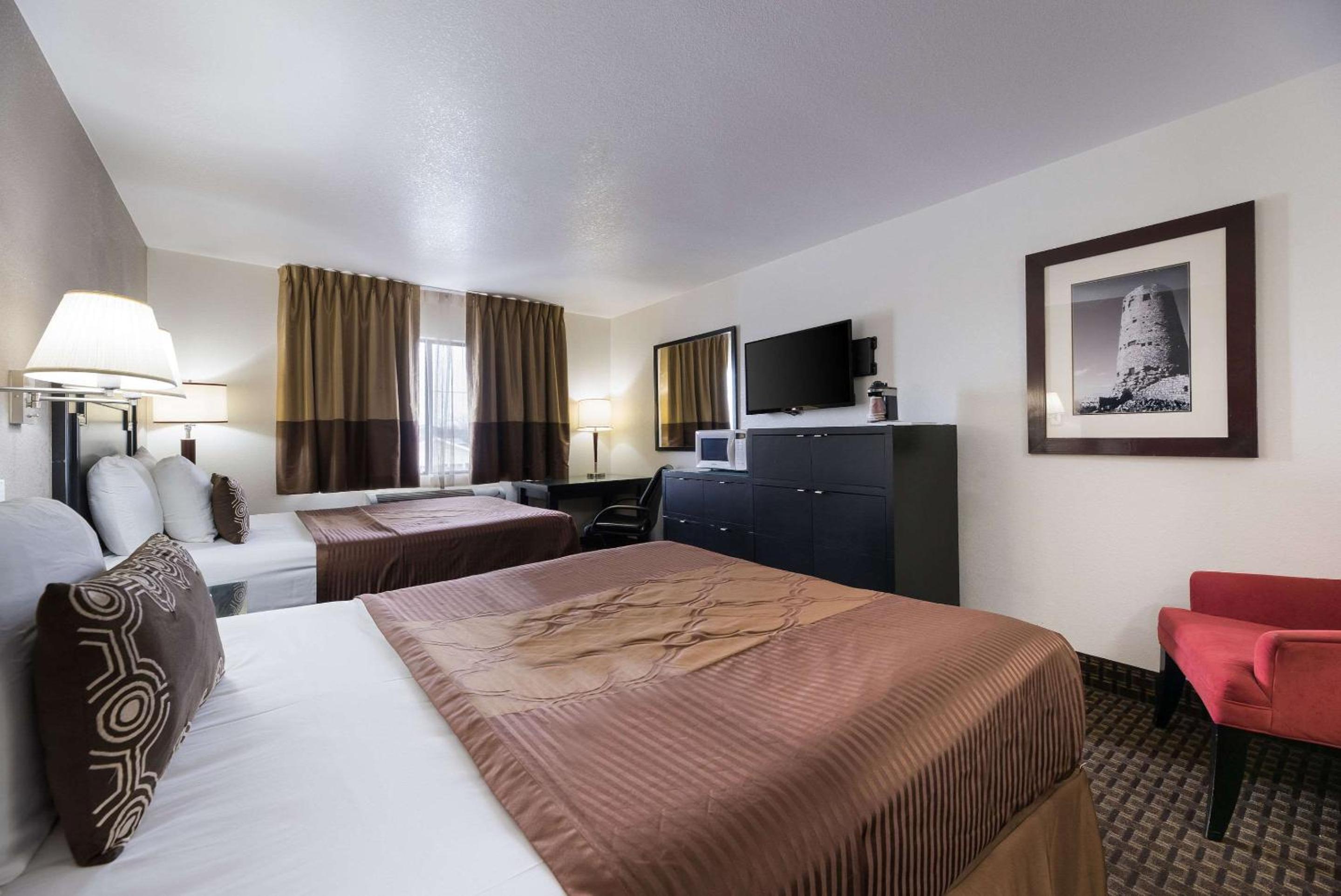 Queen Room with Two Queen Beds - Non-Smoking - Photo 3