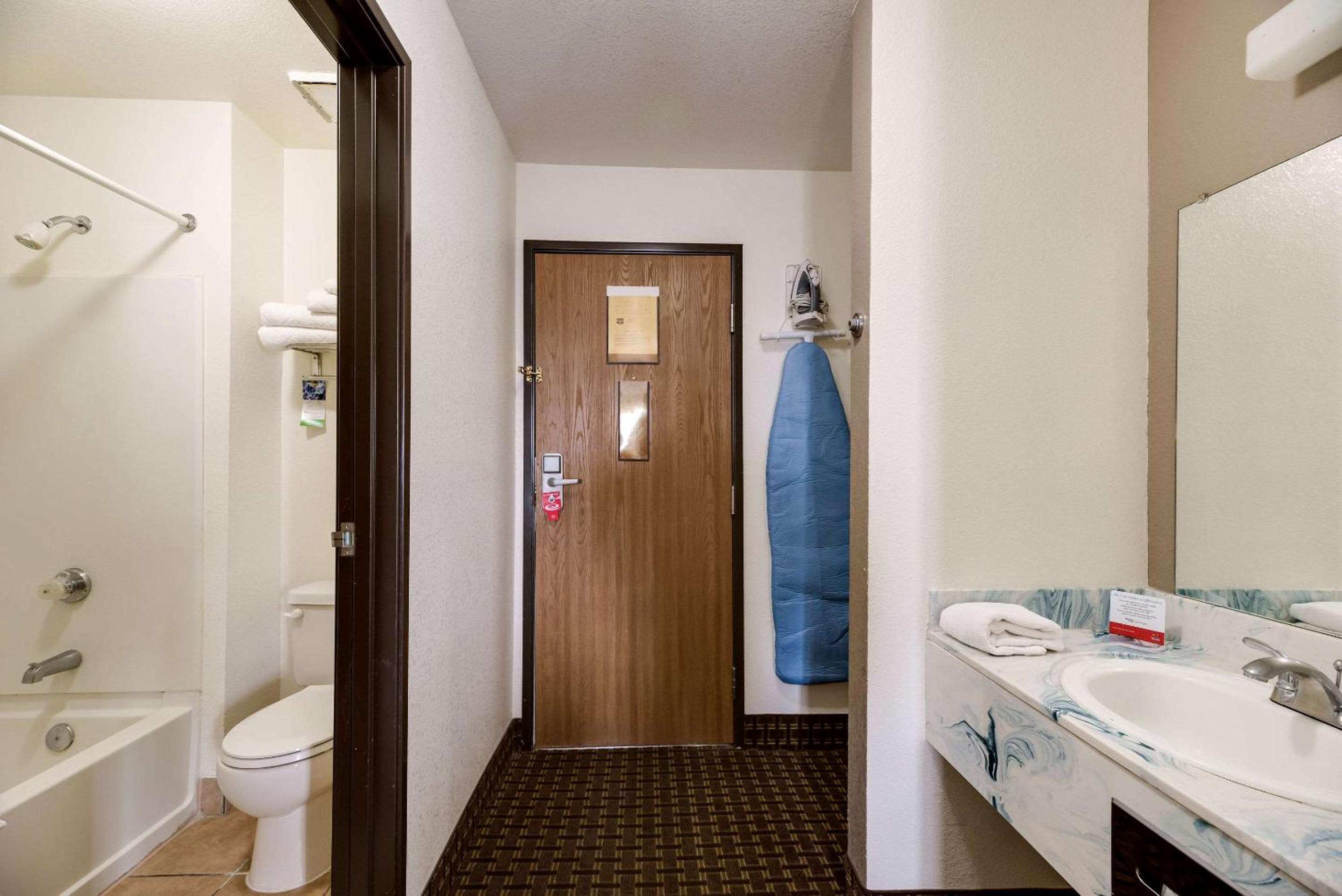 Queen Suite with Two Queen Beds - Non-Smoking - Photo 4