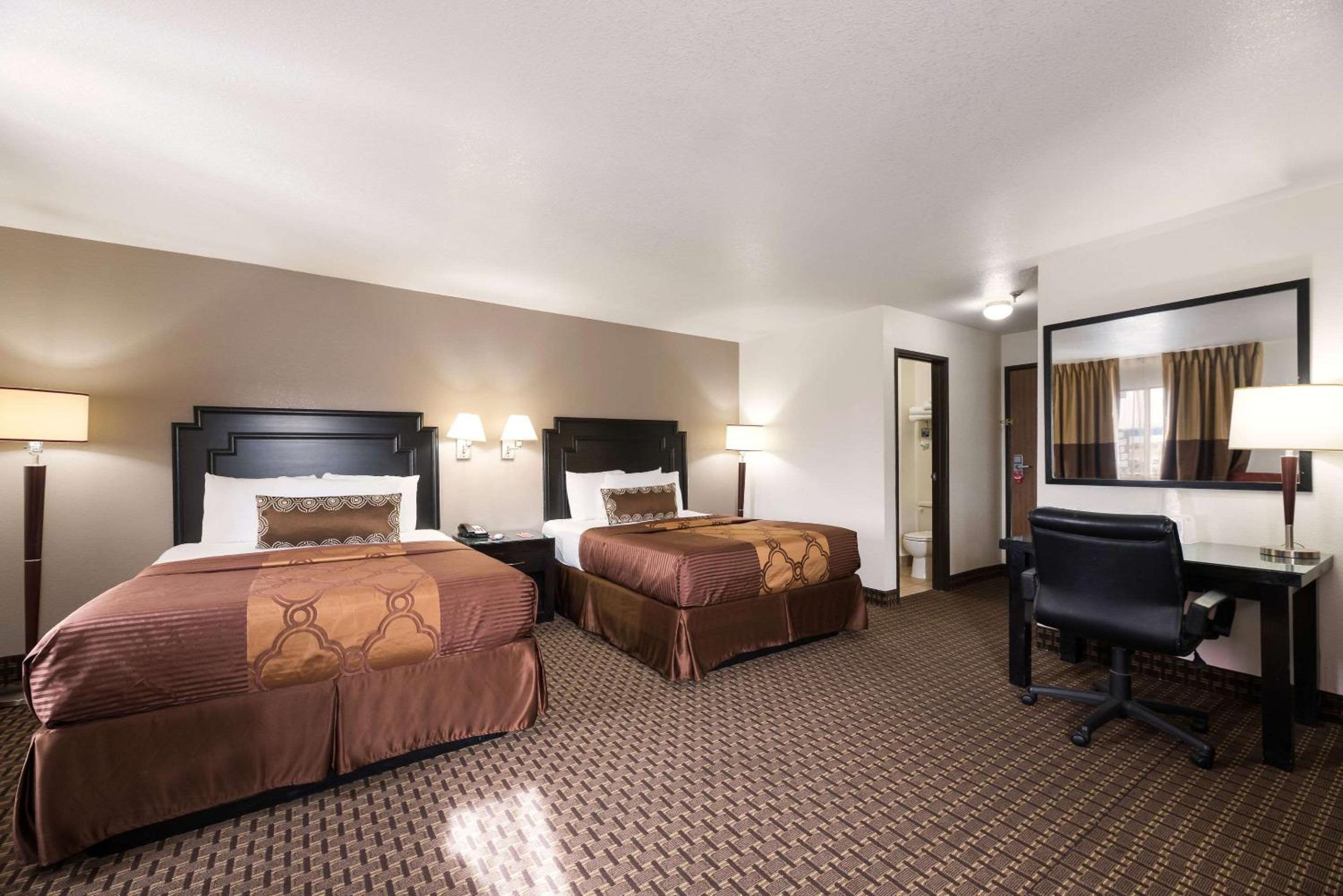 Queen Suite with Two Queen Beds - Non-Smoking - Photo 2