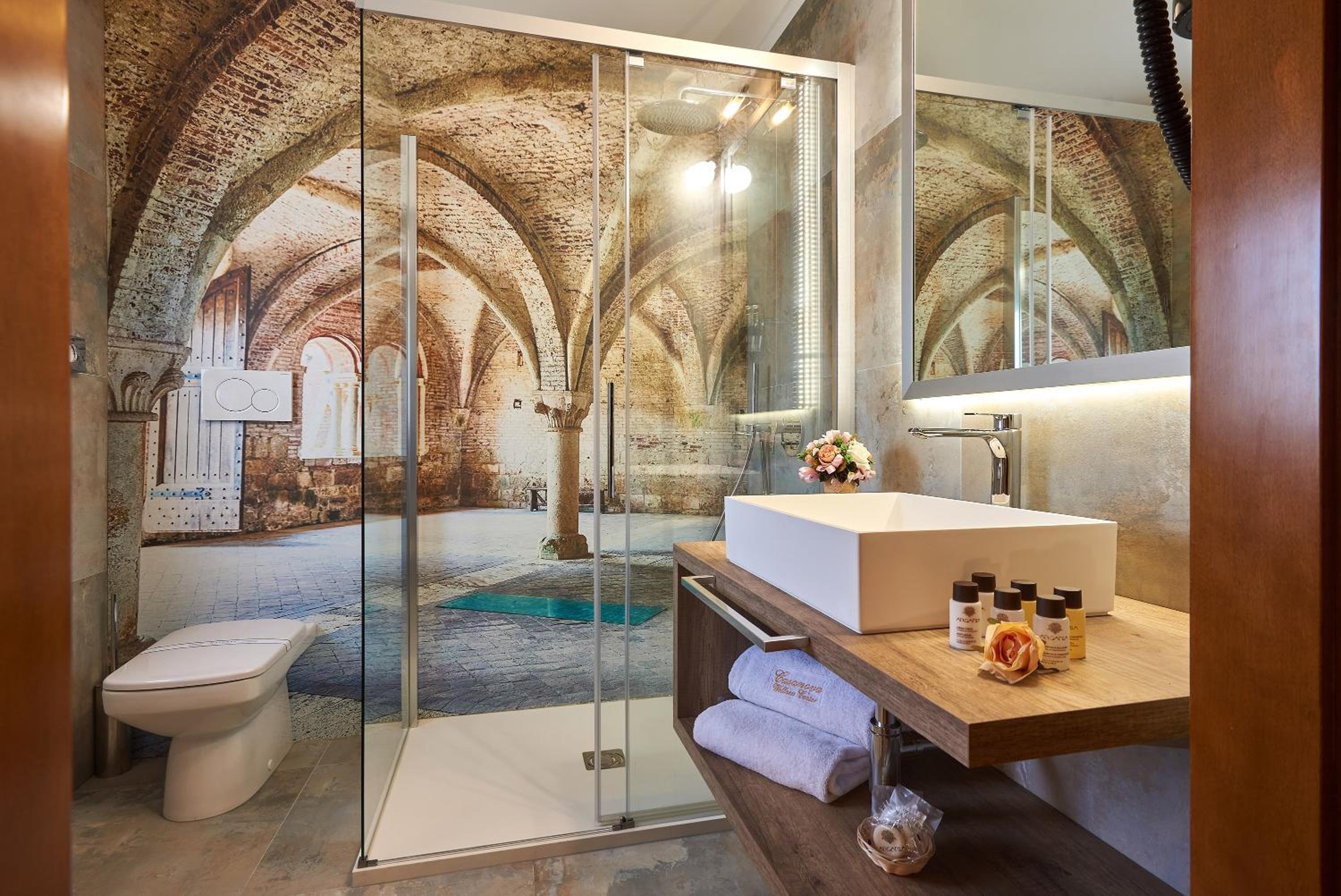 Junior Suite with Spa Access Light - Split Level photo 3