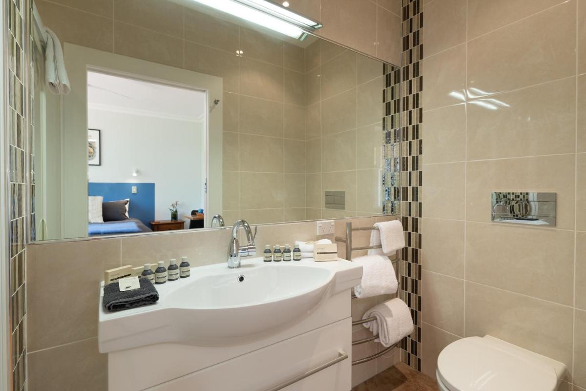 Deluxe King Room 1 photo 3