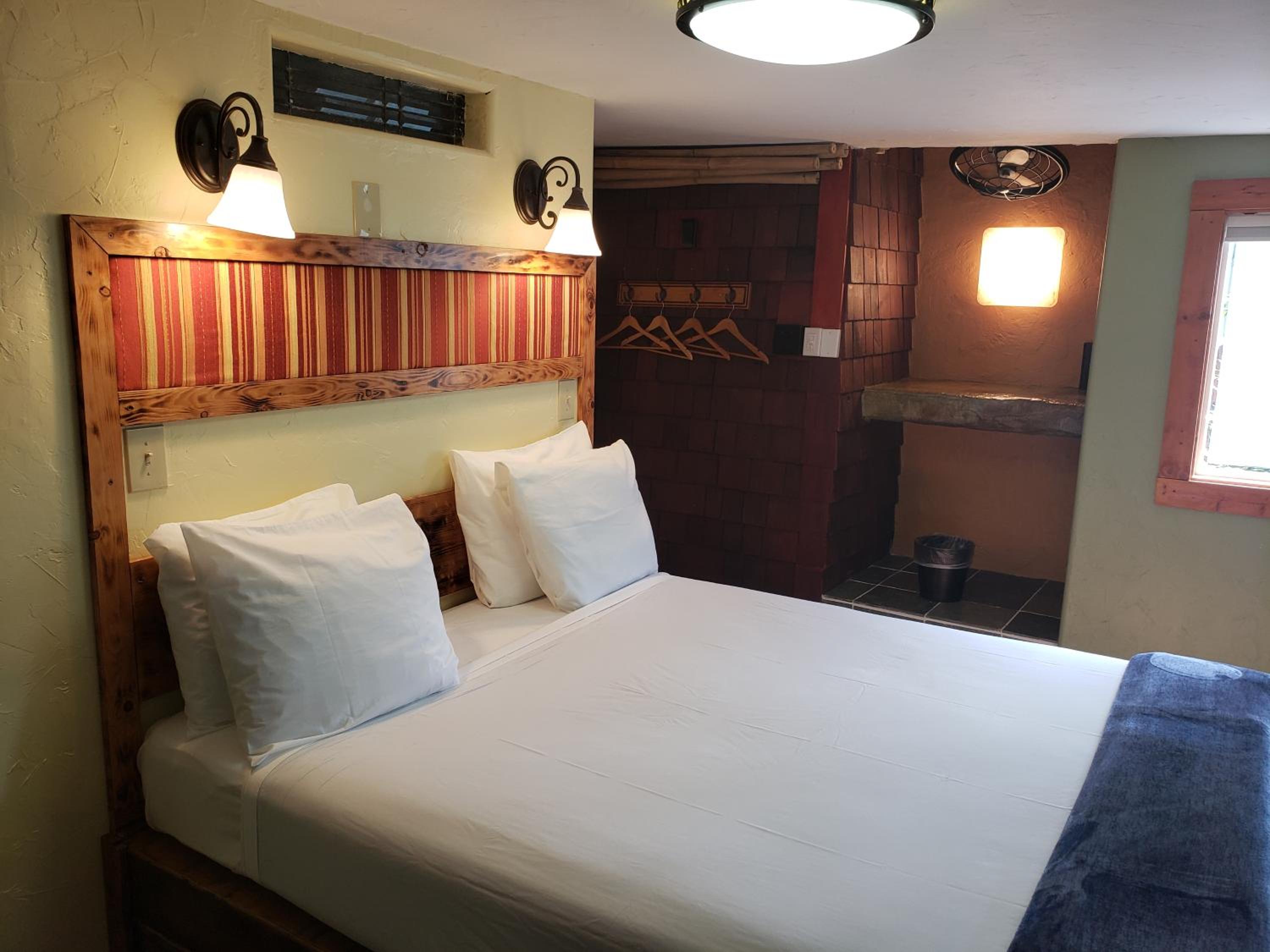 Standard Room, 1 Queen Bed (Chalet Kilauea Hotel) - Photo 71