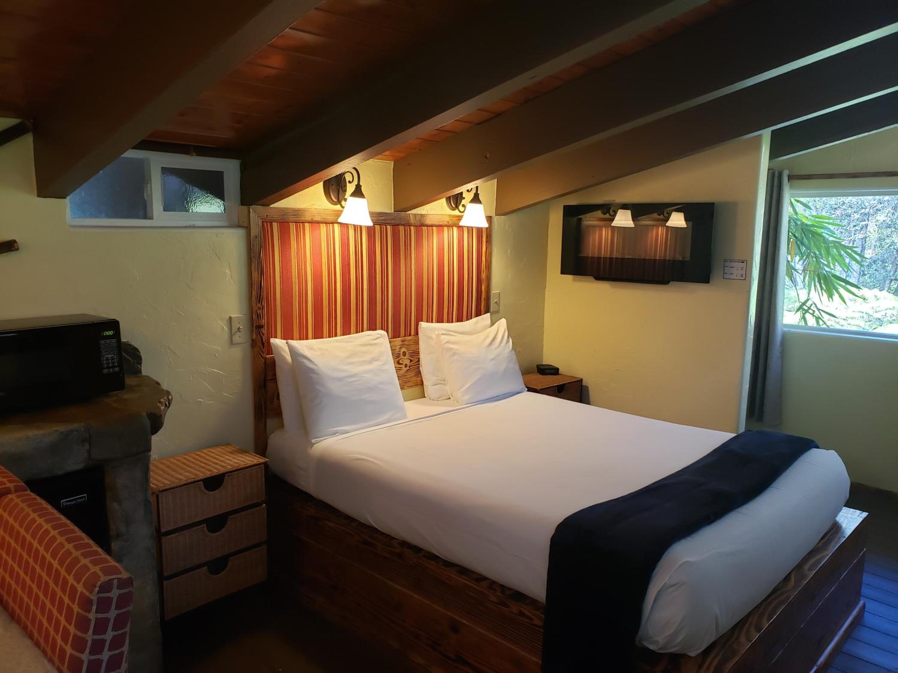 Standard Room, 1 Queen Bed (Chalet Kilauea Hotel) - Photo 1