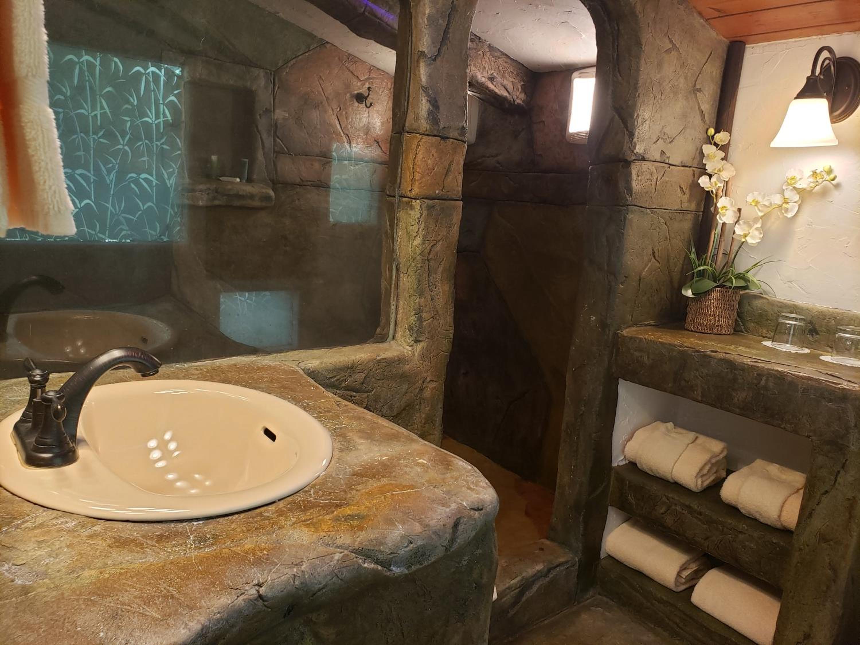 Standard Room, 1 Queen Bed (Chalet Kilauea Hotel) - Photo 47