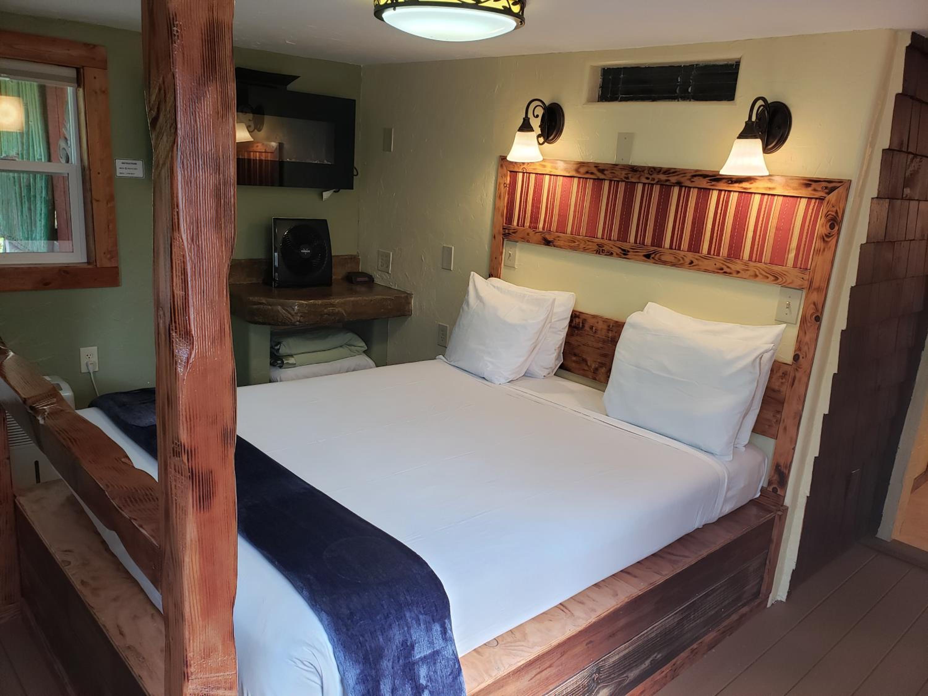 Standard Room, 1 Queen Bed (Chalet Kilauea Hotel) - Photo 64