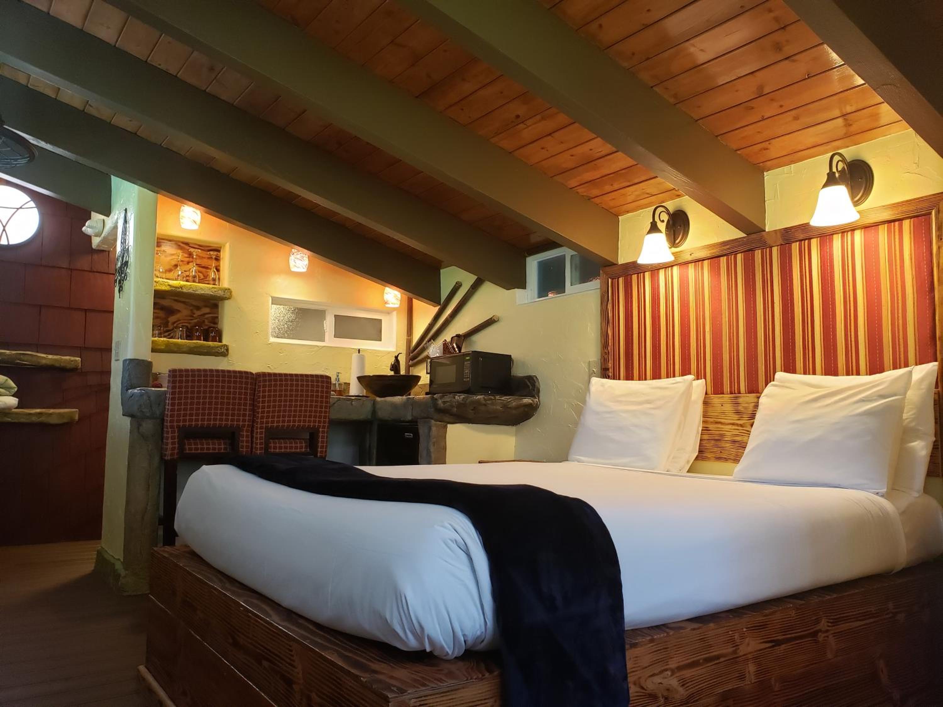 Standard Room, 1 Queen Bed (Chalet Kilauea Hotel) - Photo 70
