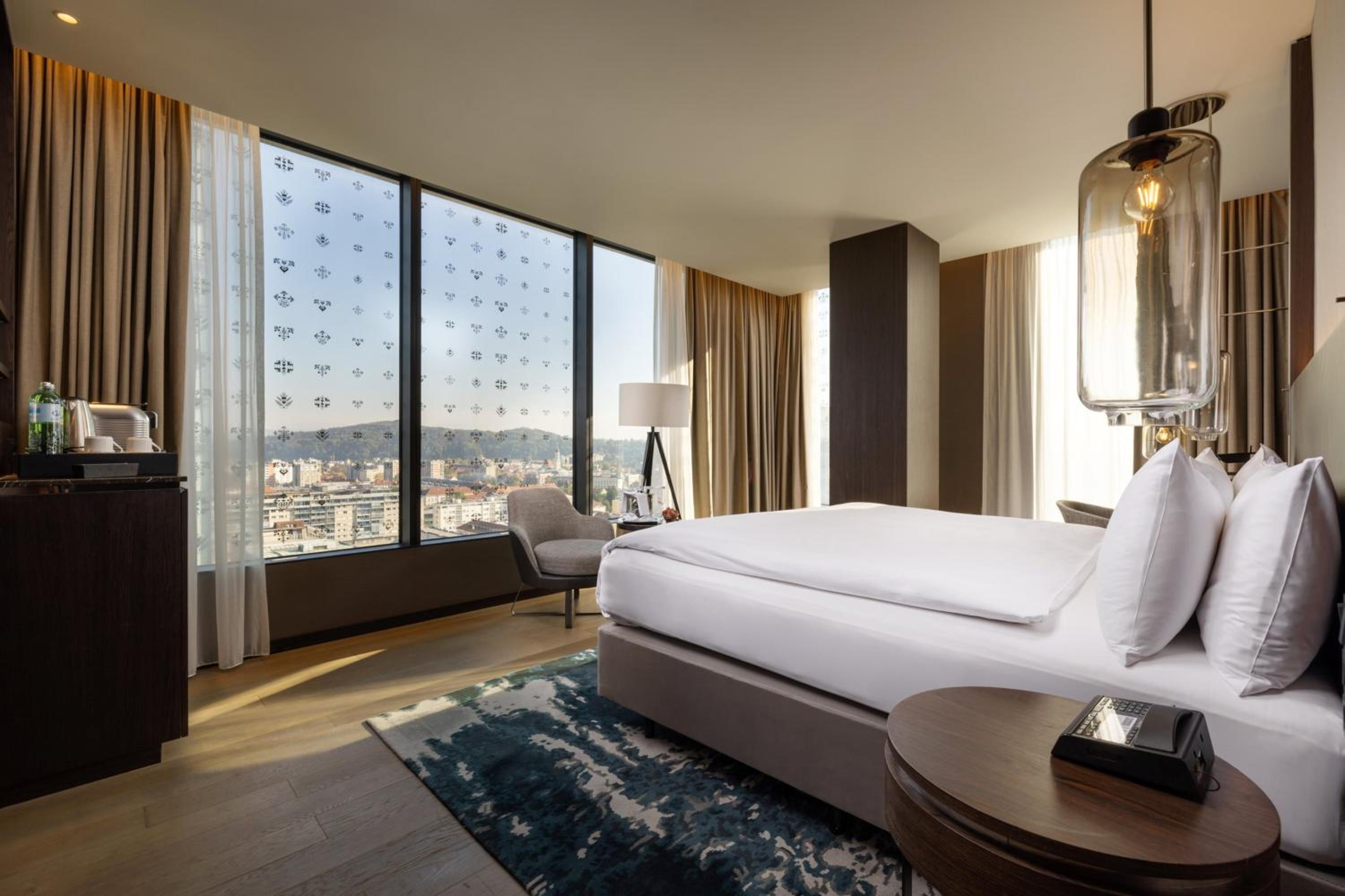 1 King Bed Premium Lounge Access photo 2