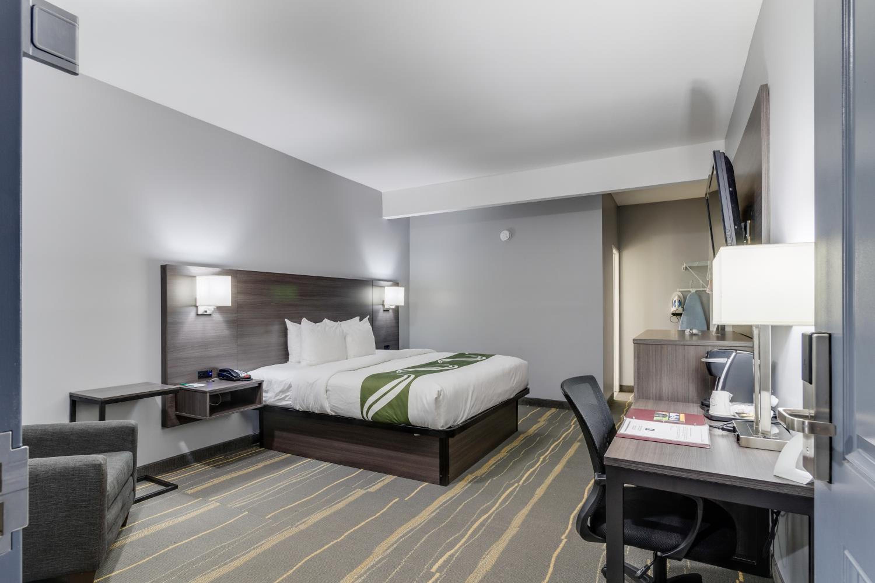 King Room - Non-Smoking - Photo 10