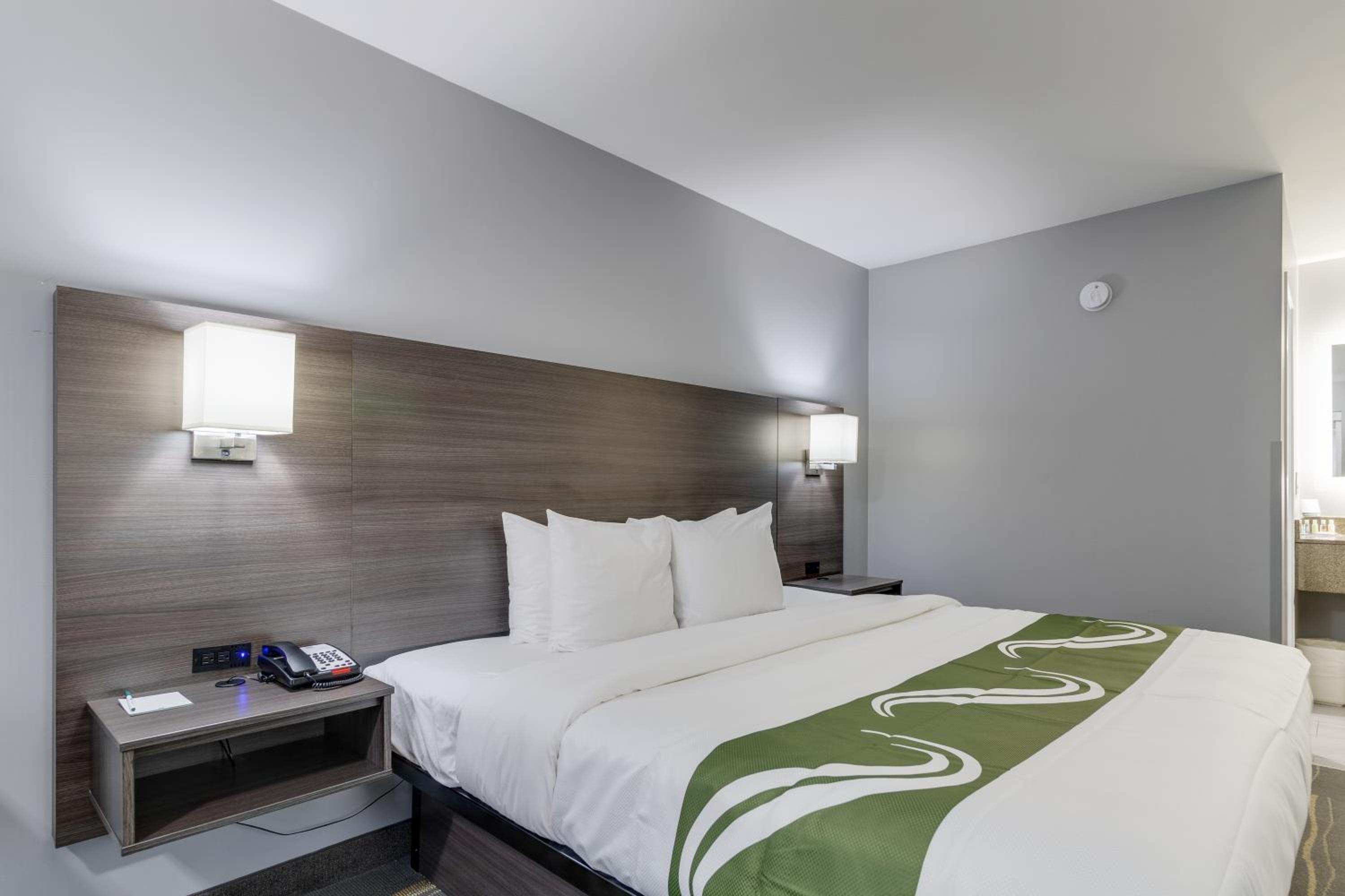 King Room - Non-Smoking - Photo 1
