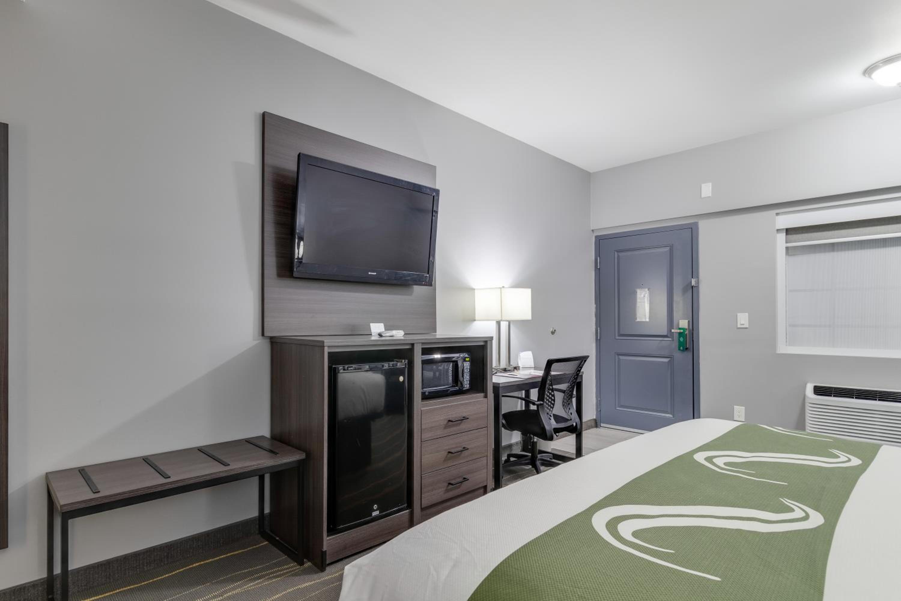 King Room - Non-Smoking - Photo 8