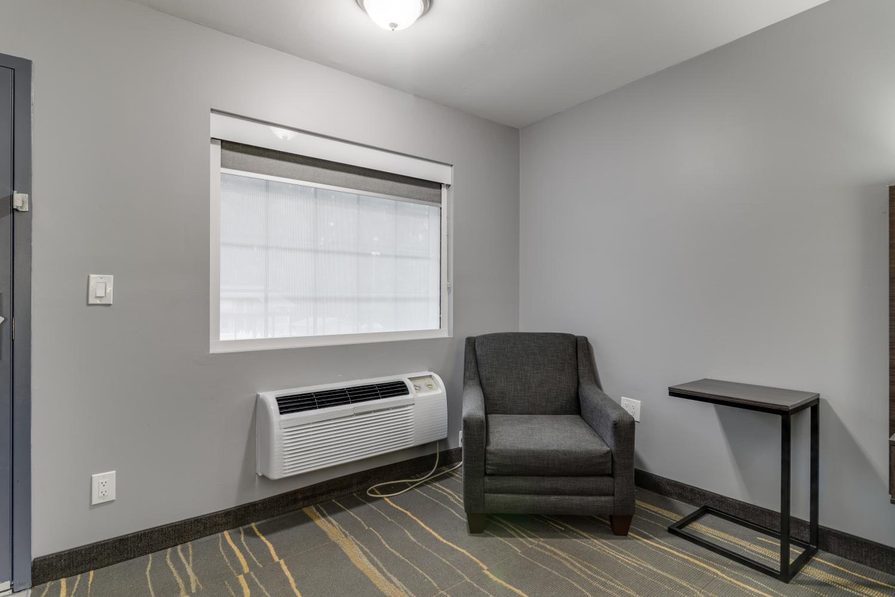 King Room - Non-Smoking - Photo 6