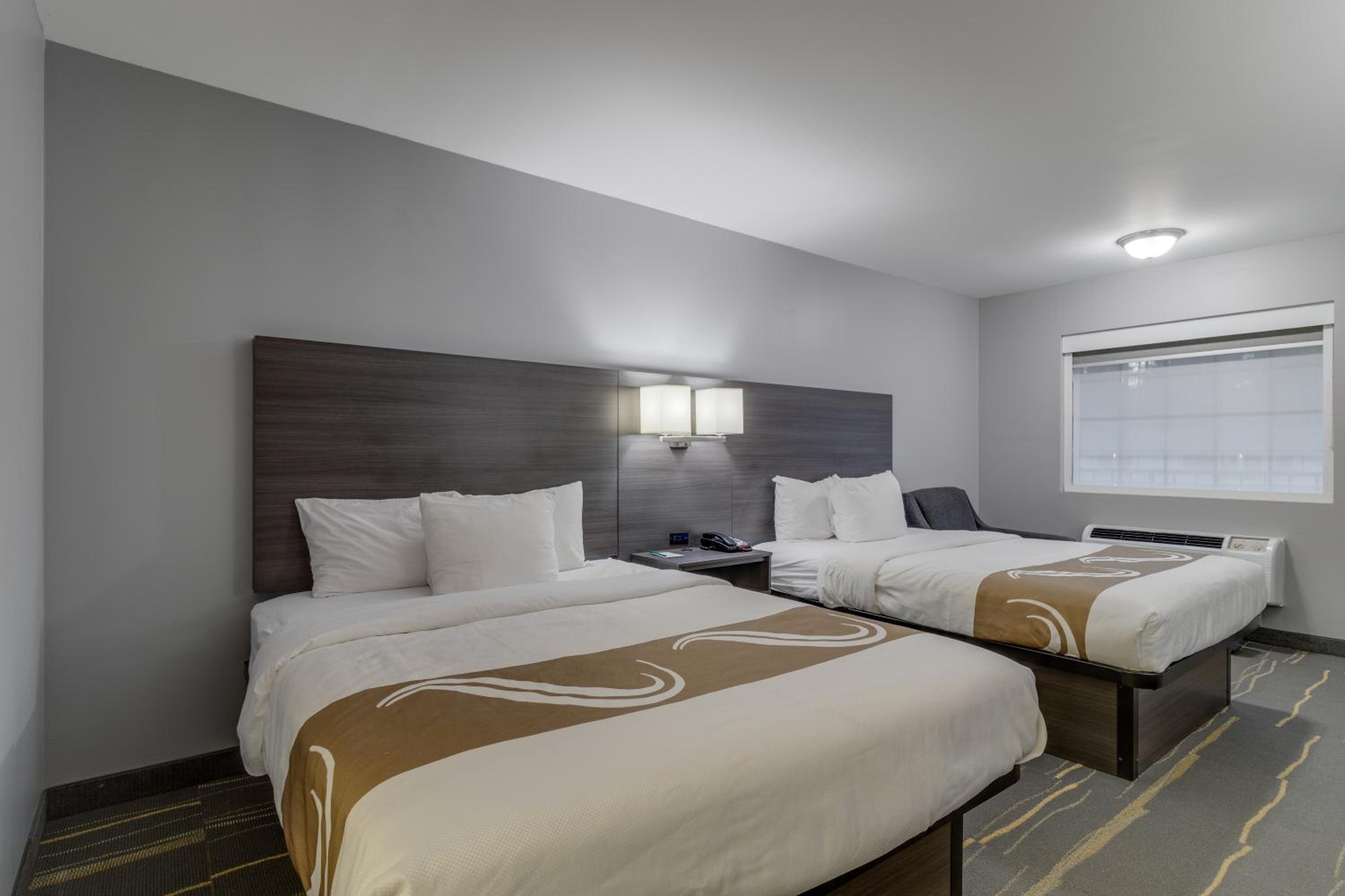 Queen Room with Two Queen Beds - Non-Smoking - Photo 13