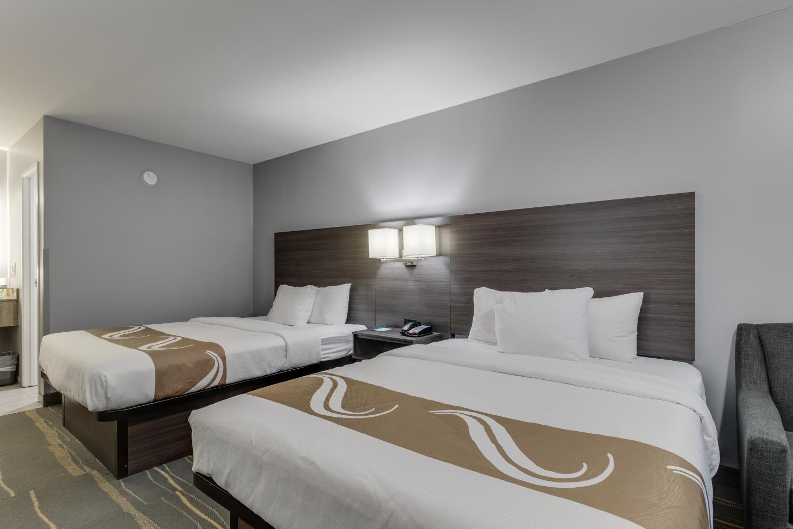 Queen Room with Two Queen Beds - Non-Smoking - Photo 14
