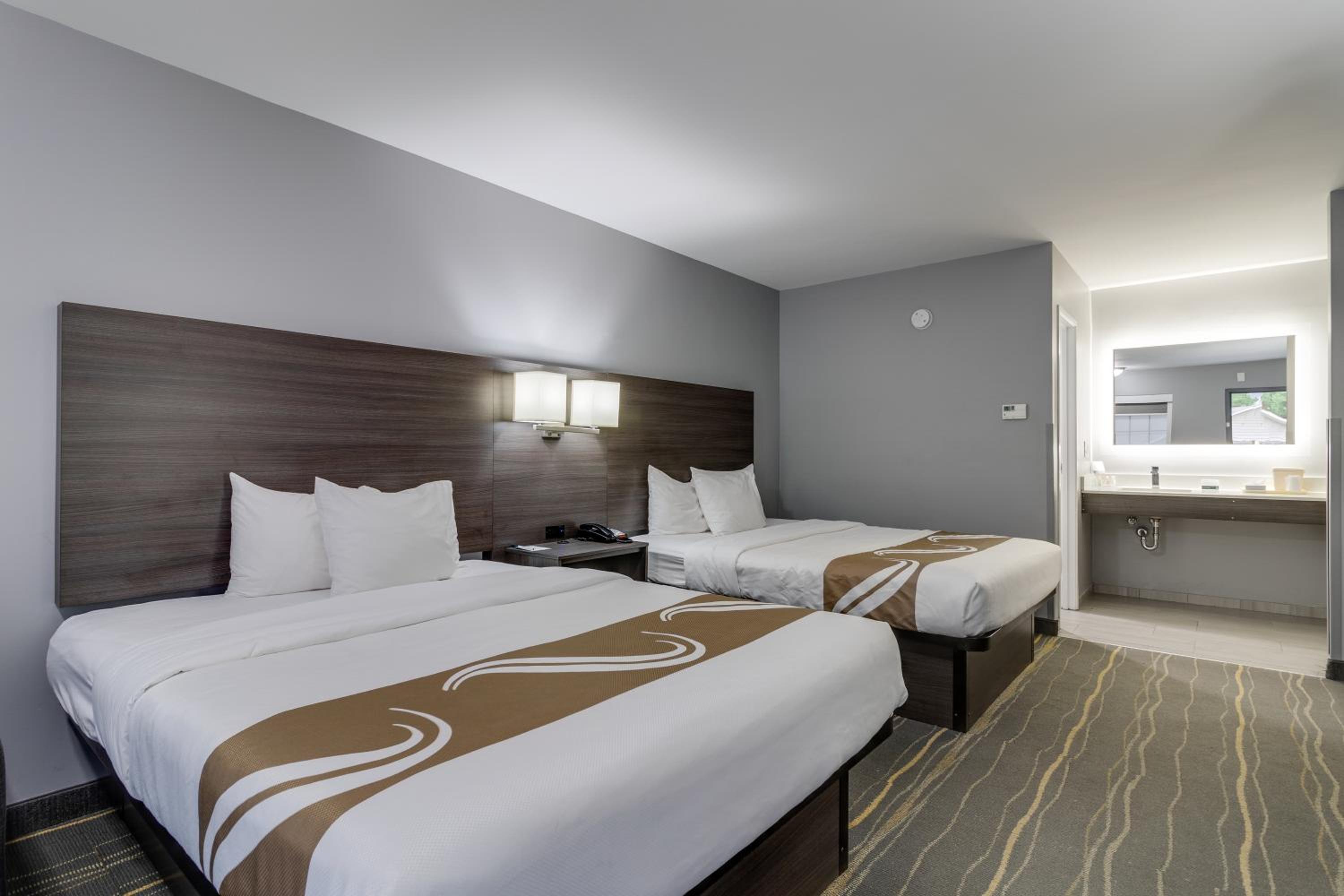 Queen Room with Two Queen Beds - Non-Smoking - Photo 12