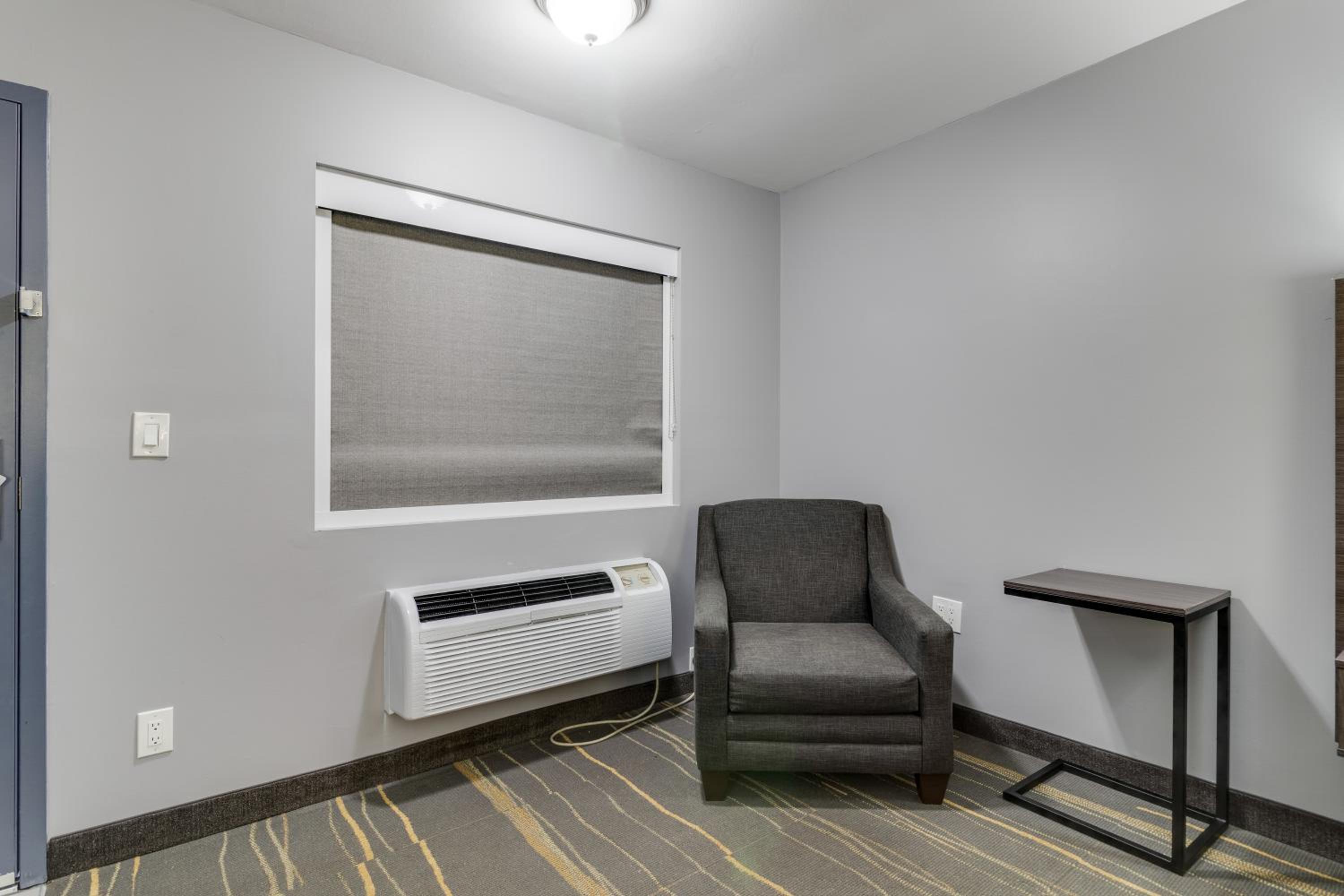 King Room - Non-Smoking - Photo 2