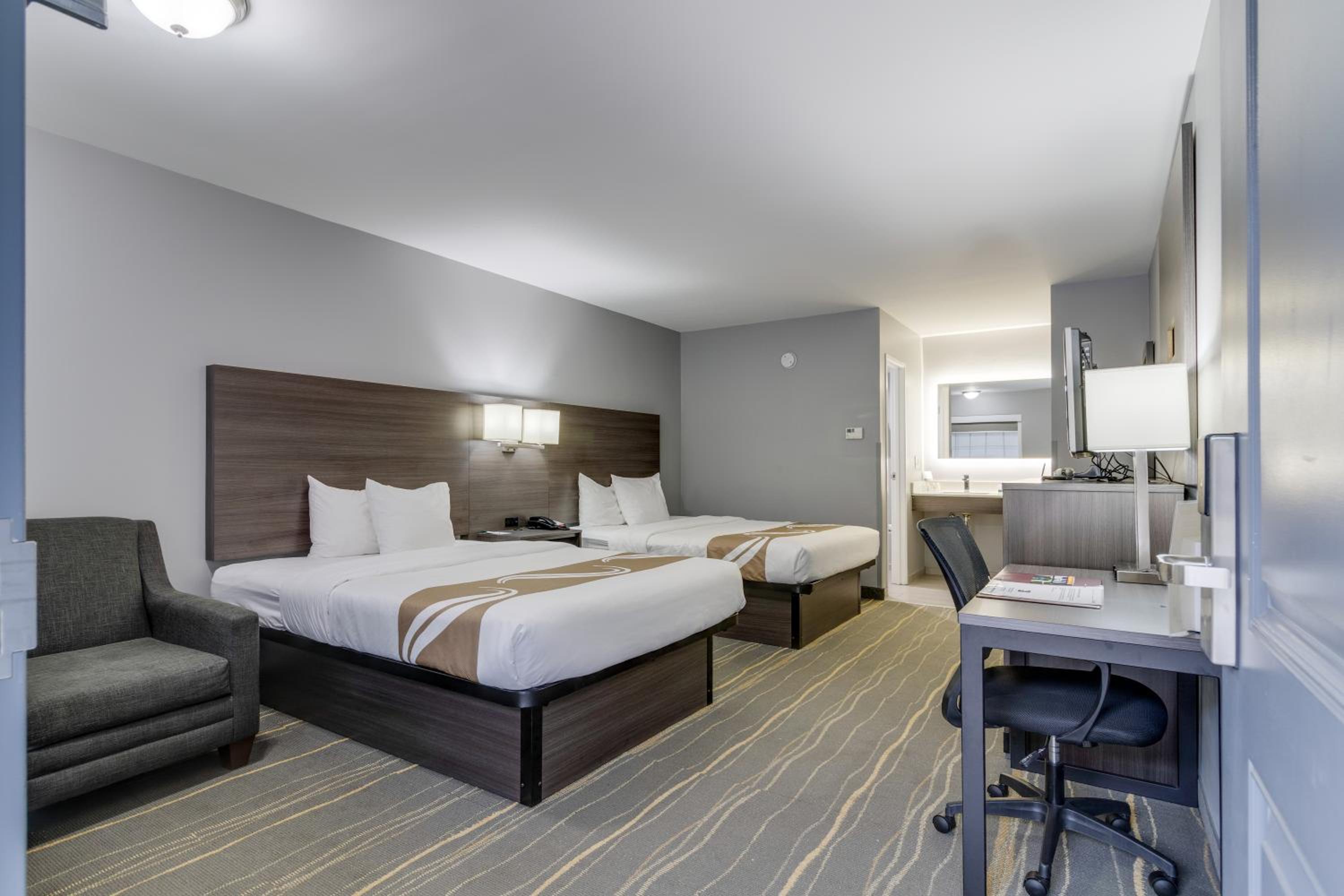 Queen Room with Two Queen Beds - Non-Smoking - Photo 16