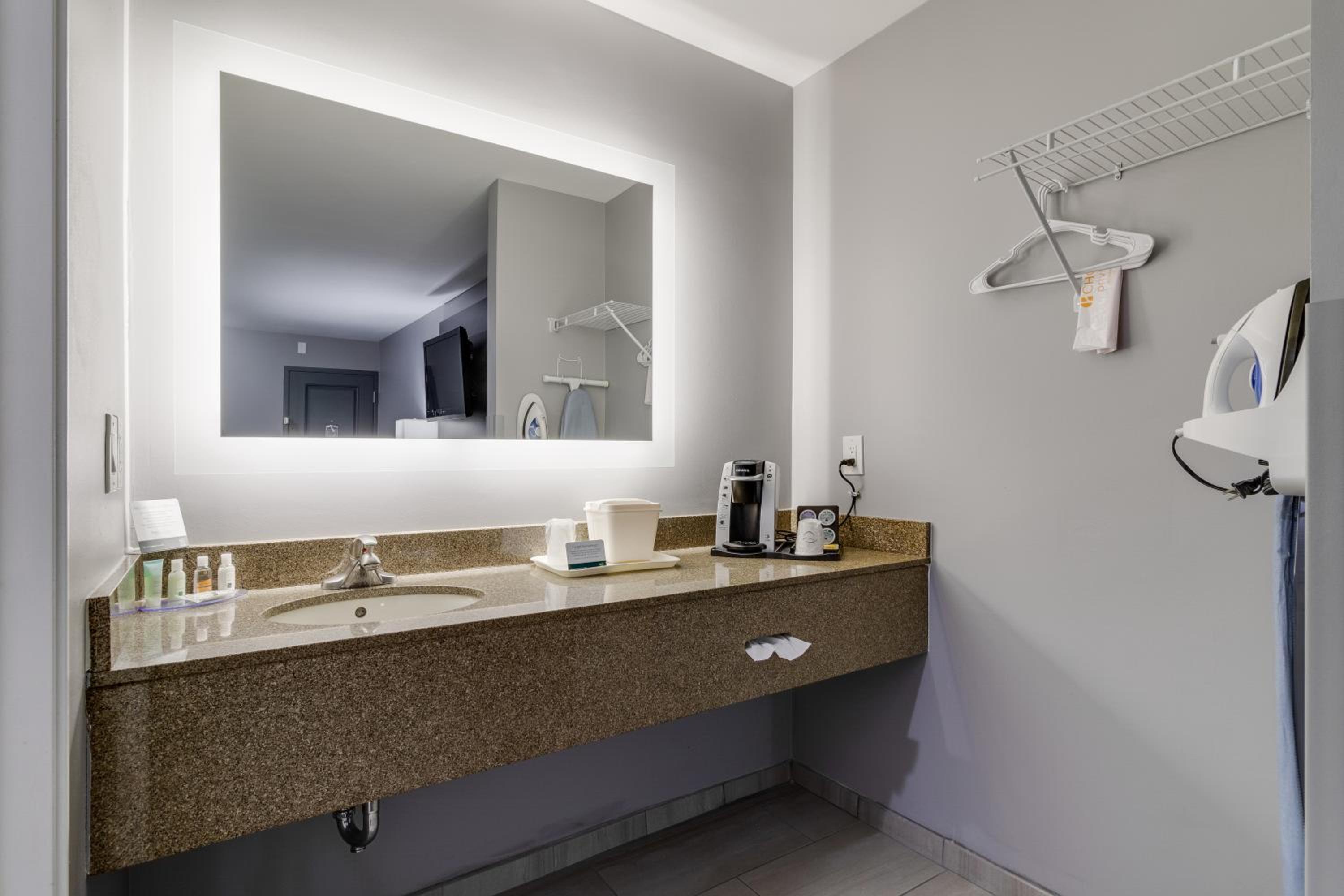 King Room - Non-Smoking - Photo 17