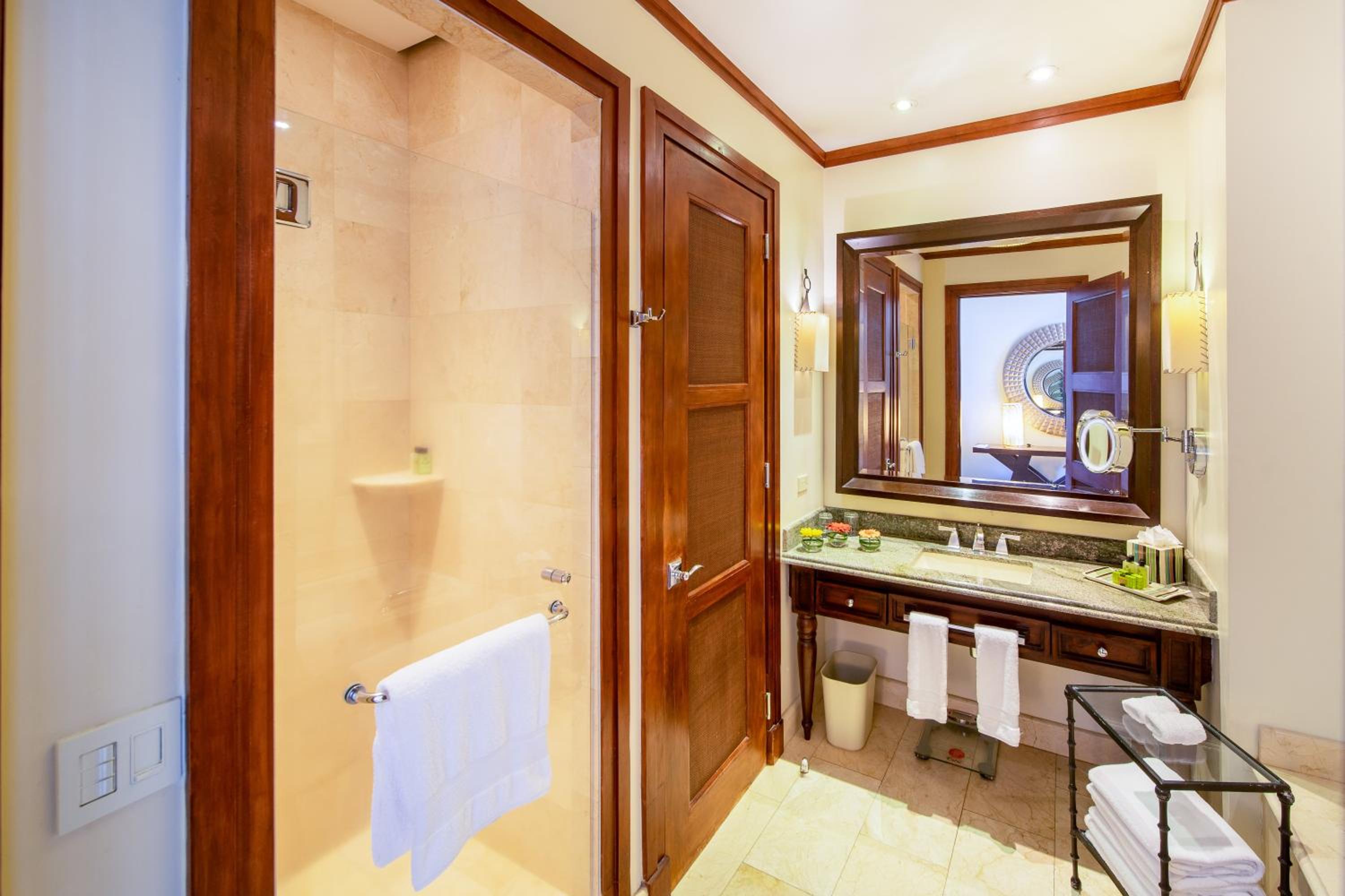 Premium King Room - Club Lounge Access/Top Floor - Photo 8