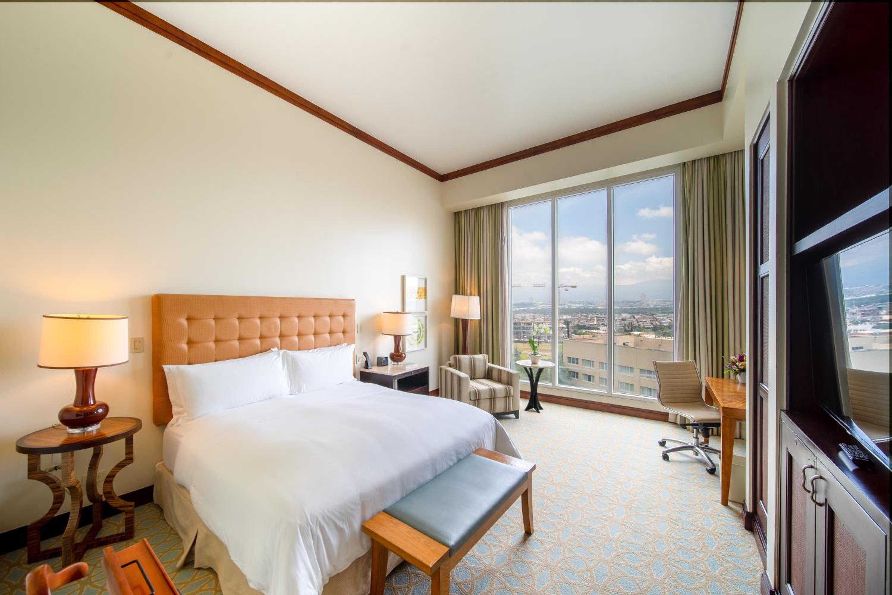 Premium King Room - Club Lounge Access/Top Floor - Photo 2