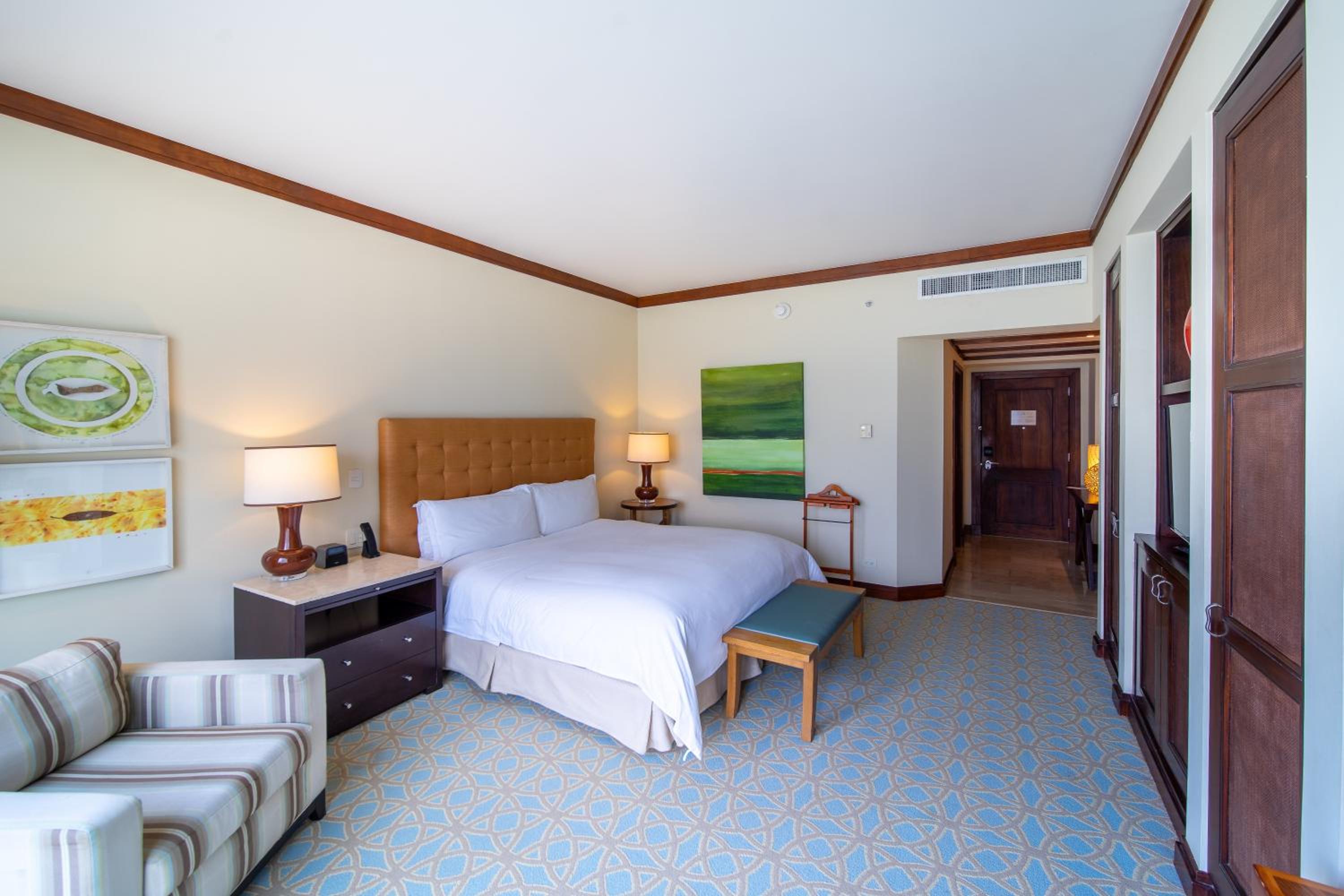 Premium King Room - Club Lounge Access/Top Floor - Photo 6