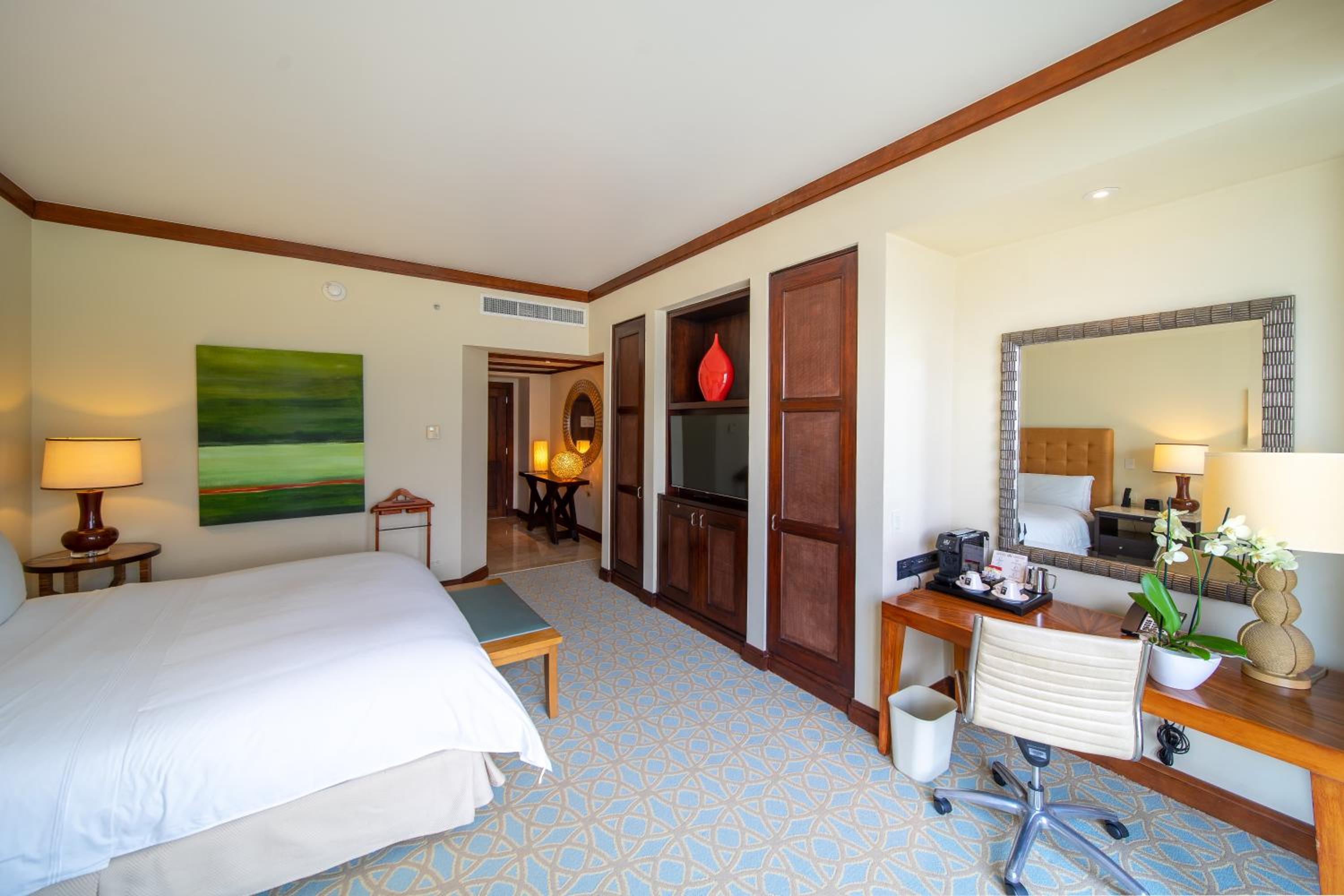 Premium King Room - Club Lounge Access/Top Floor - Photo 4