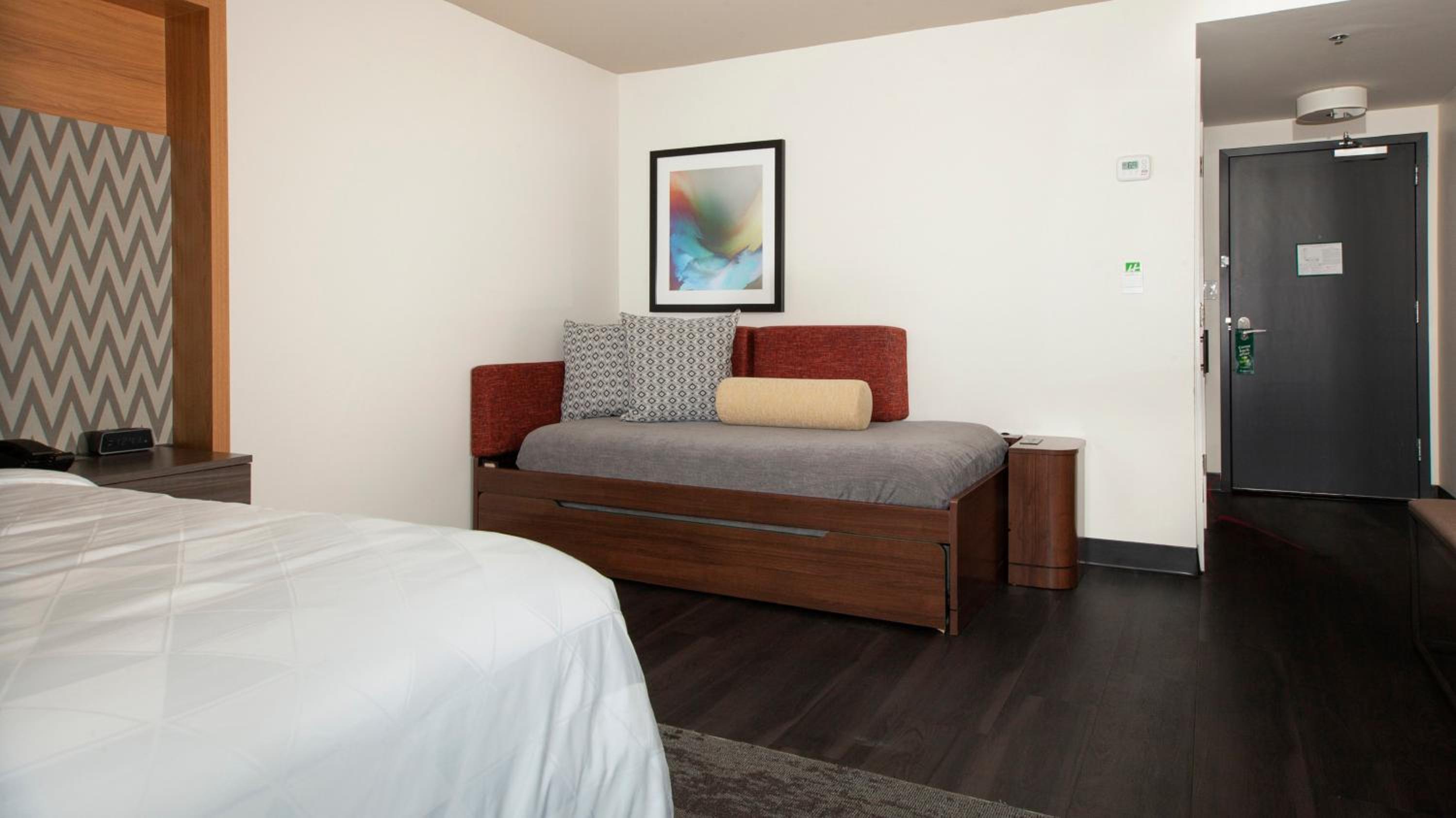 King Room with Roll-Away Bed - Non-Smoking - Photo 4