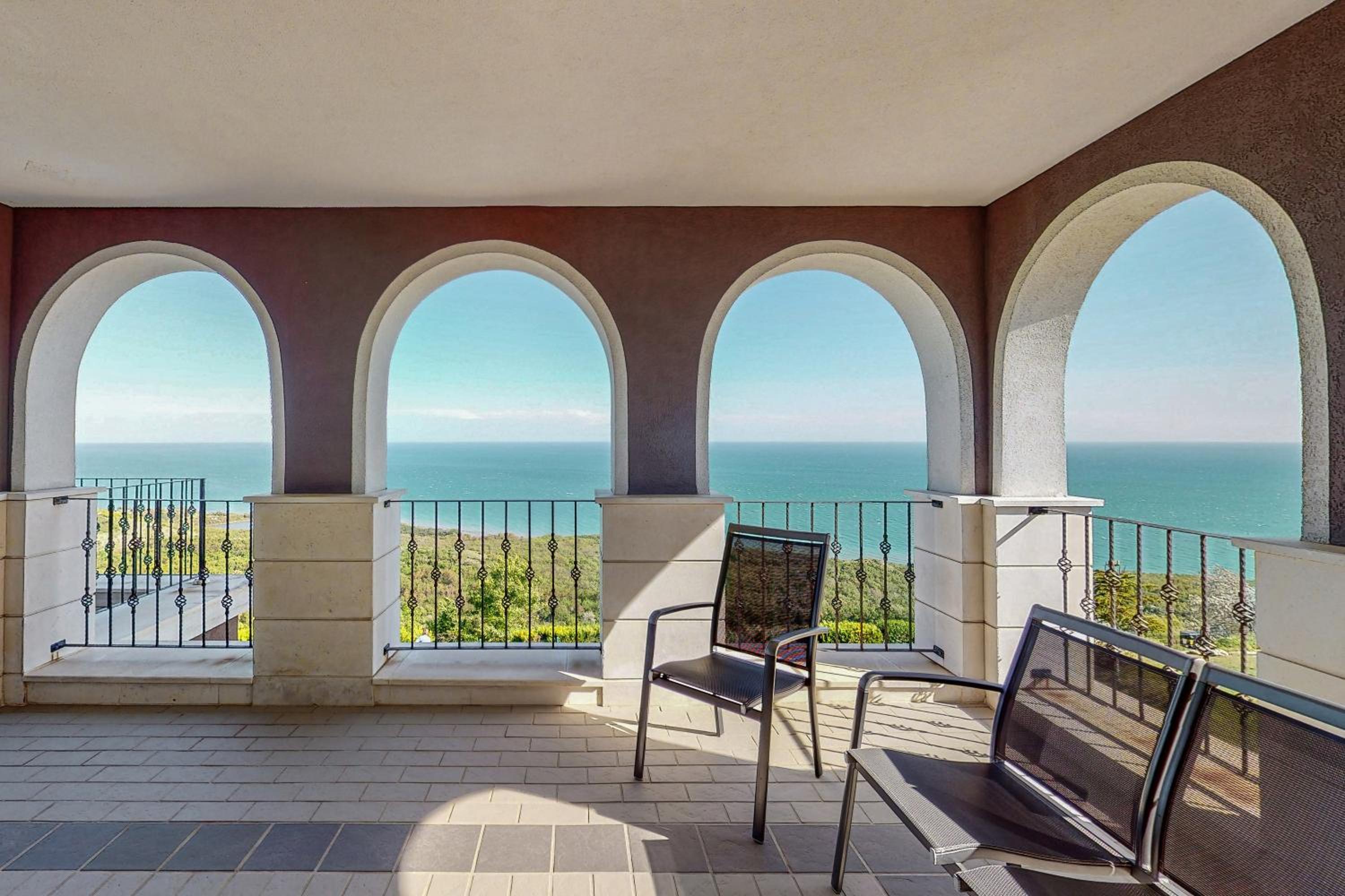 Deluxe Four-Bedroom Villa With Sea View photo 2