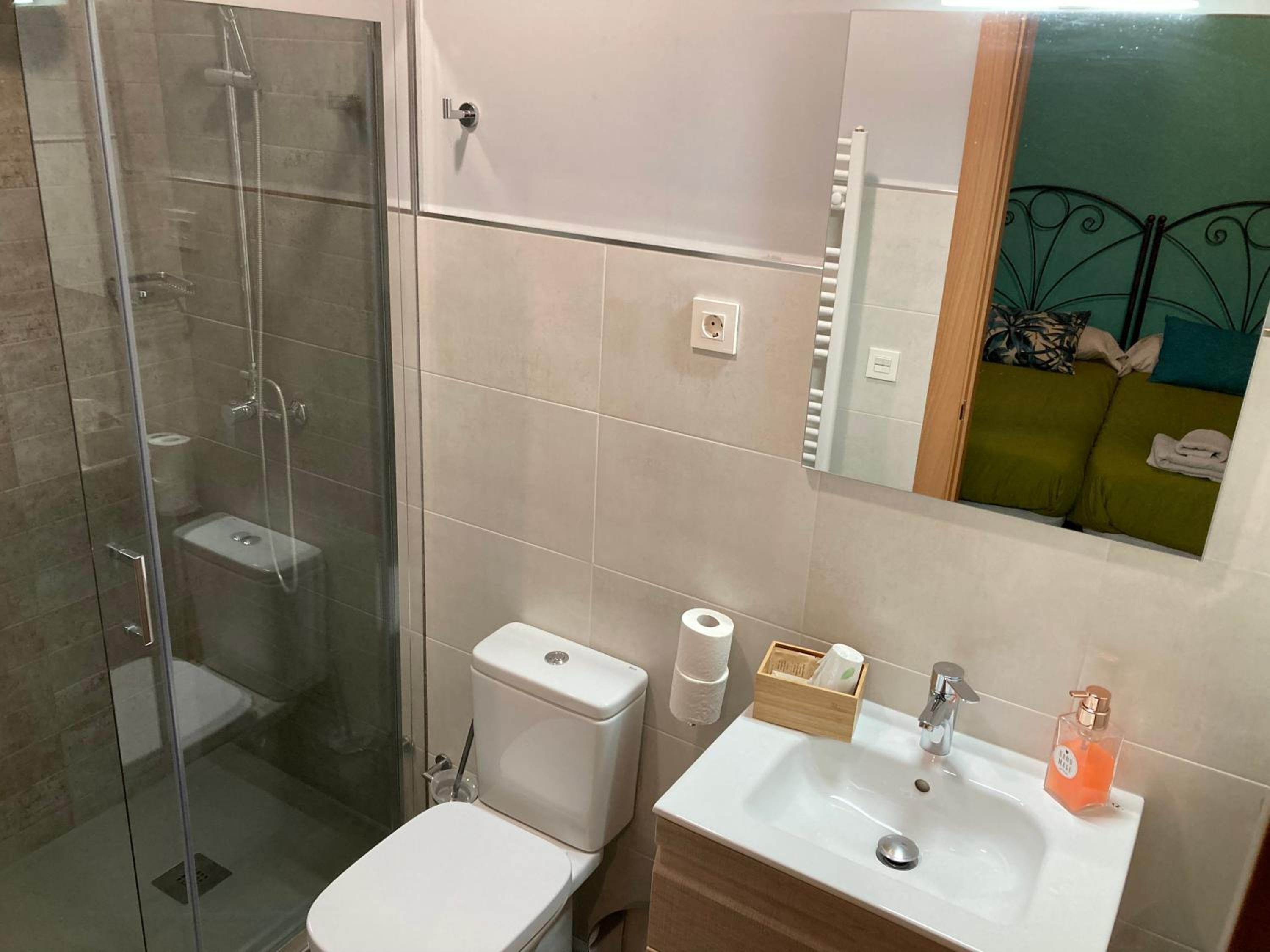 Twin Room with Private Bathroom photo 3