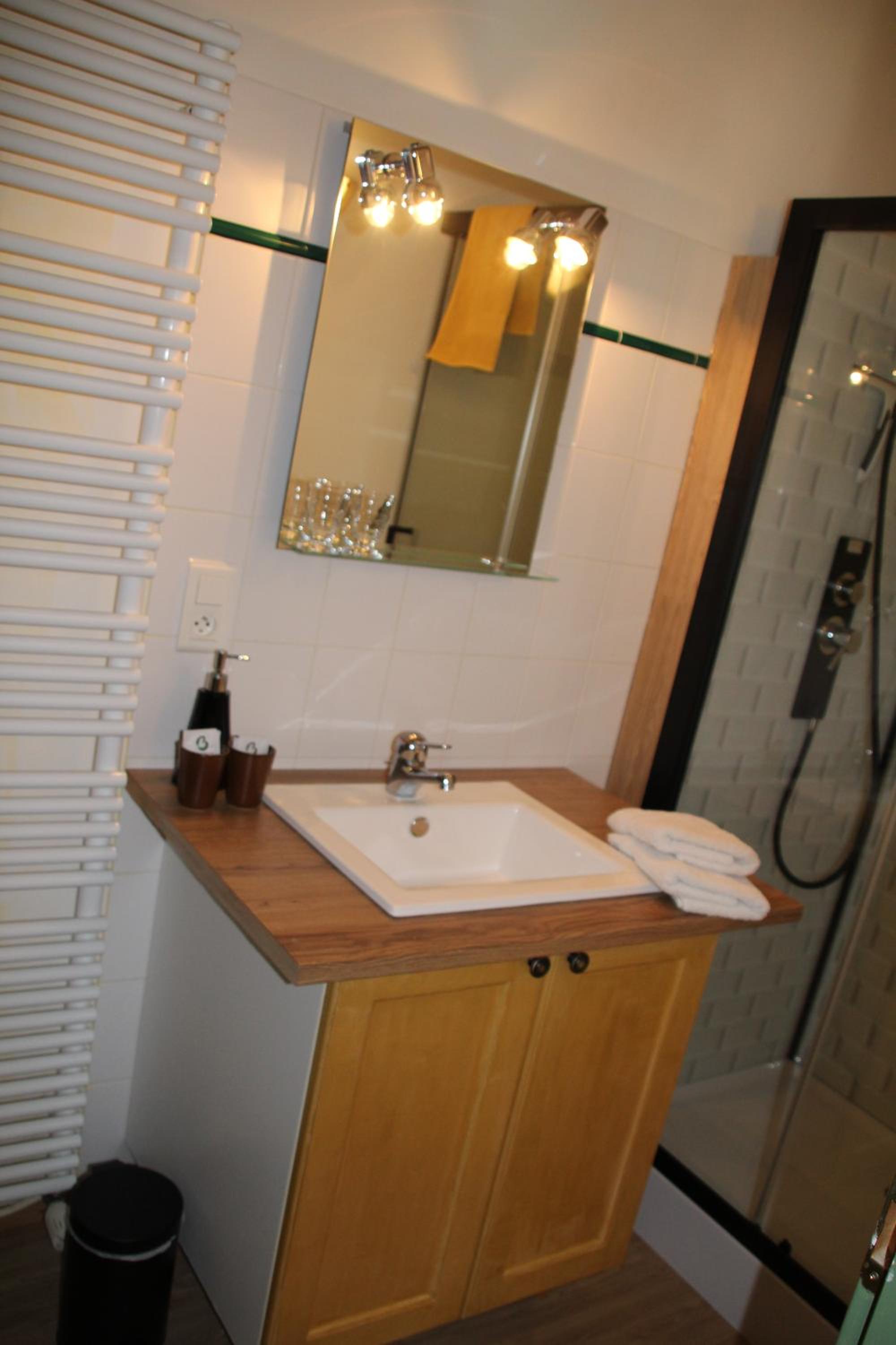 Double Room with Private Bathroom - Photo 7