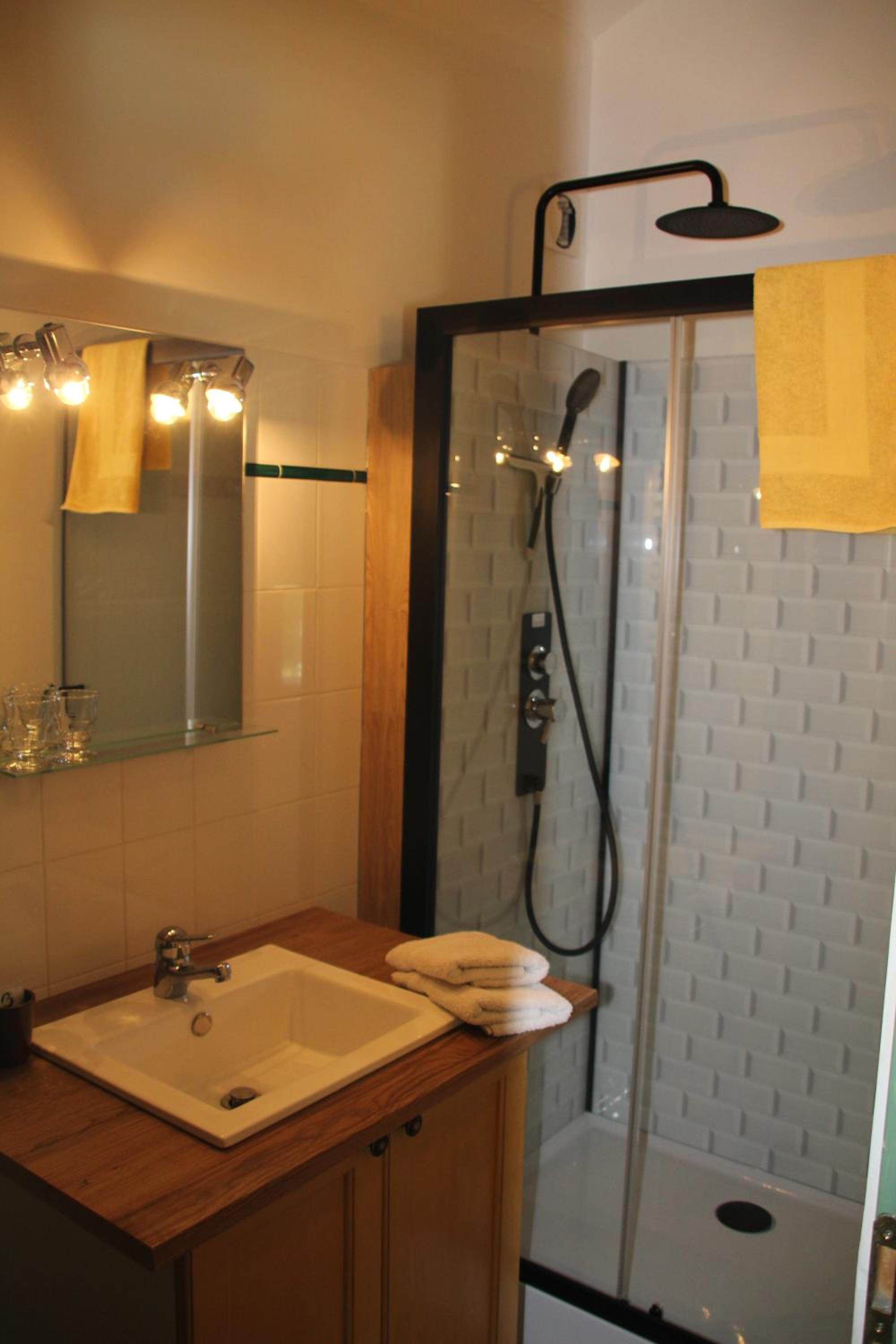 Double Room with Private Bathroom - Photo 6