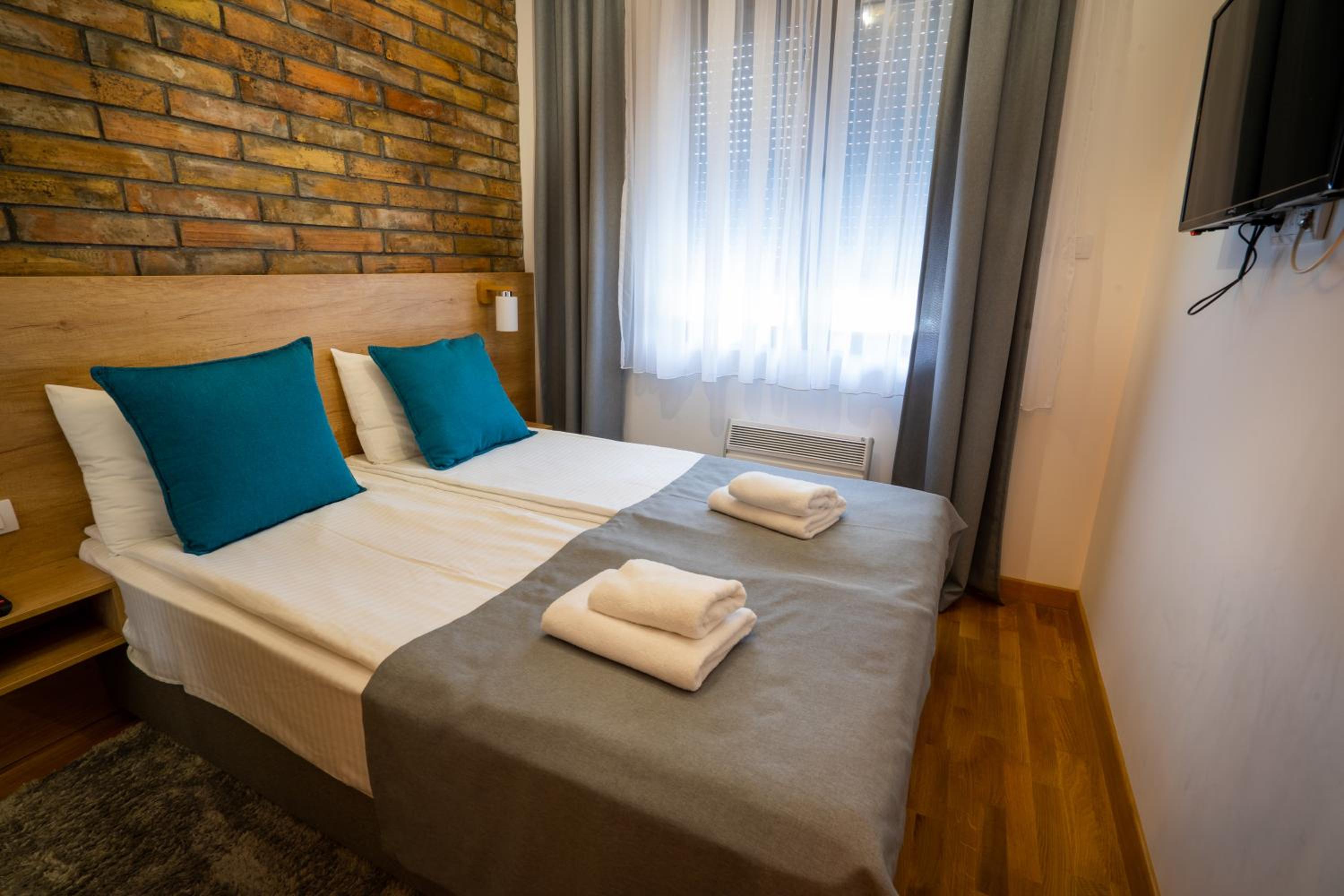Deluxe Queen Suite - Photo 36