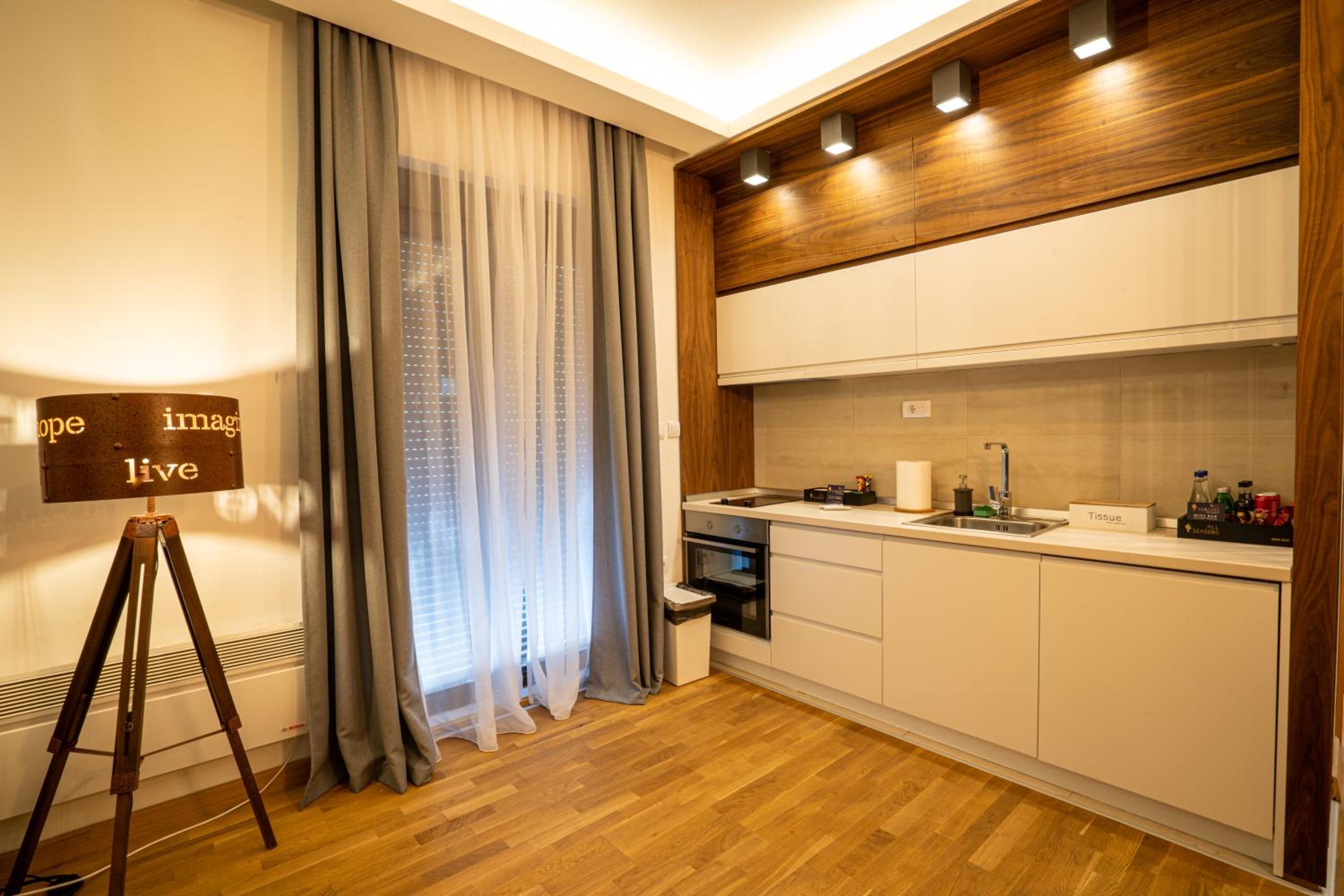 Deluxe Queen Suite - Photo 38