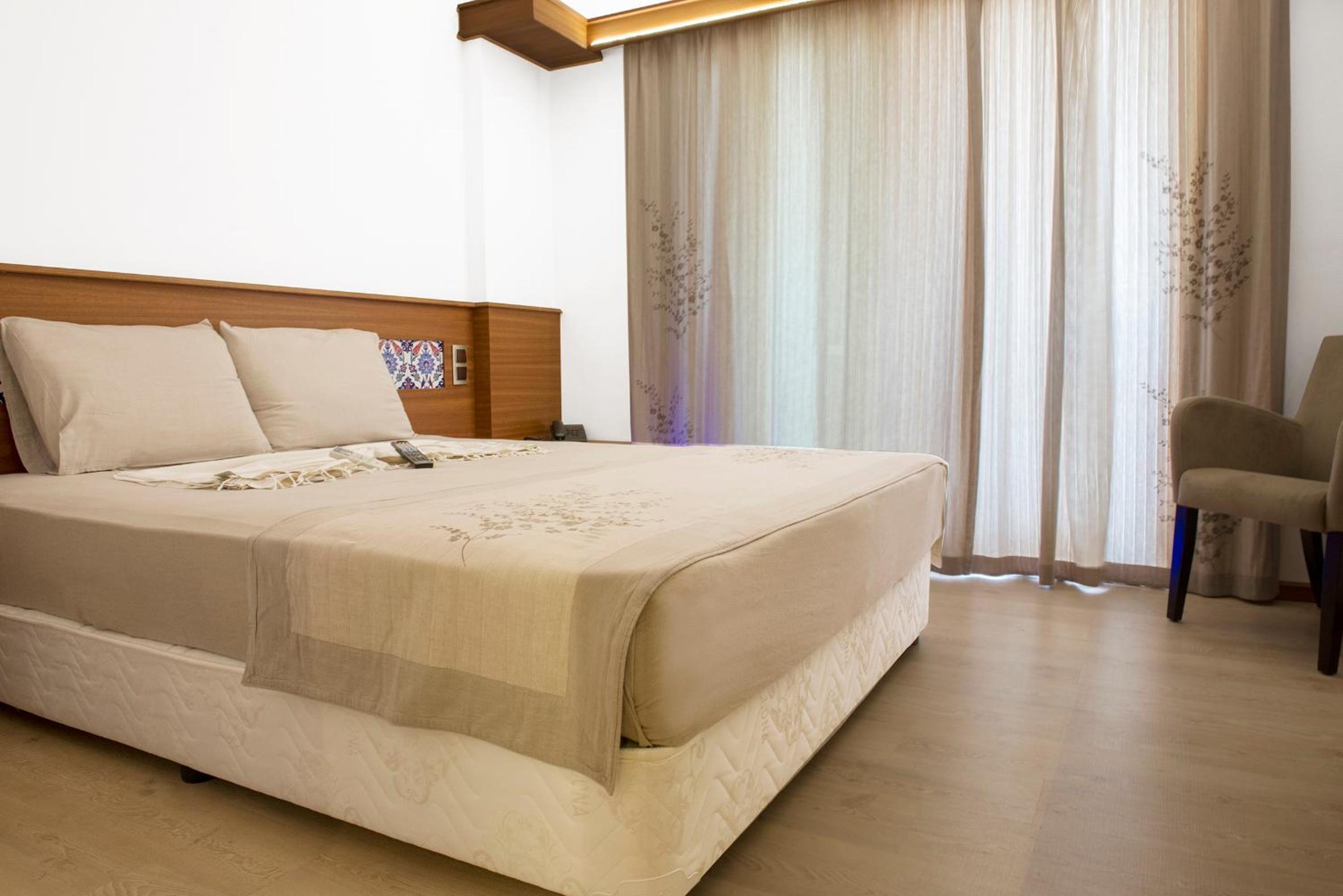 Corner Room photo 2