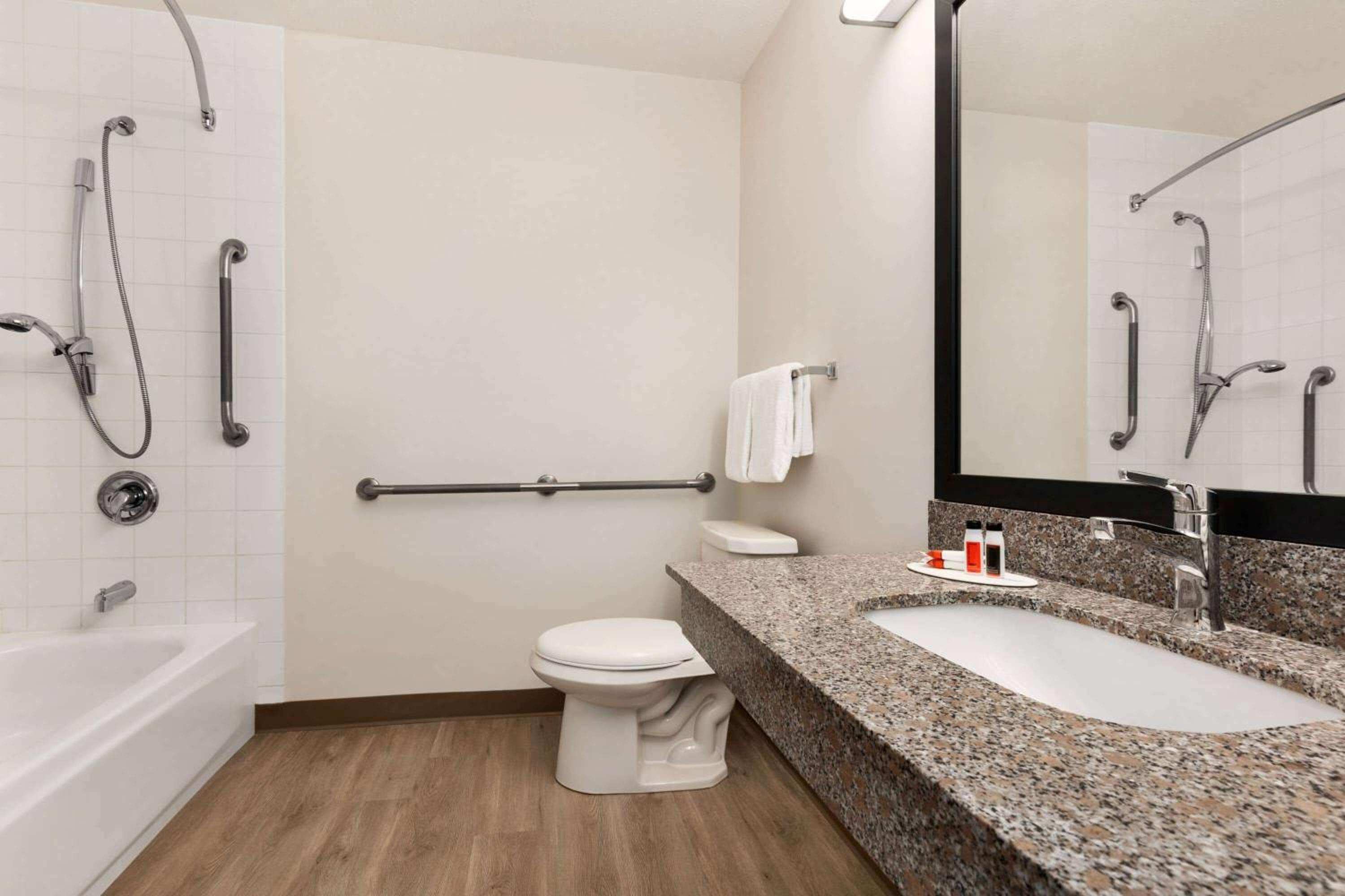 Queen Room with Bath Tub - Mobility Accessible/Non-Smoking - Photo 2