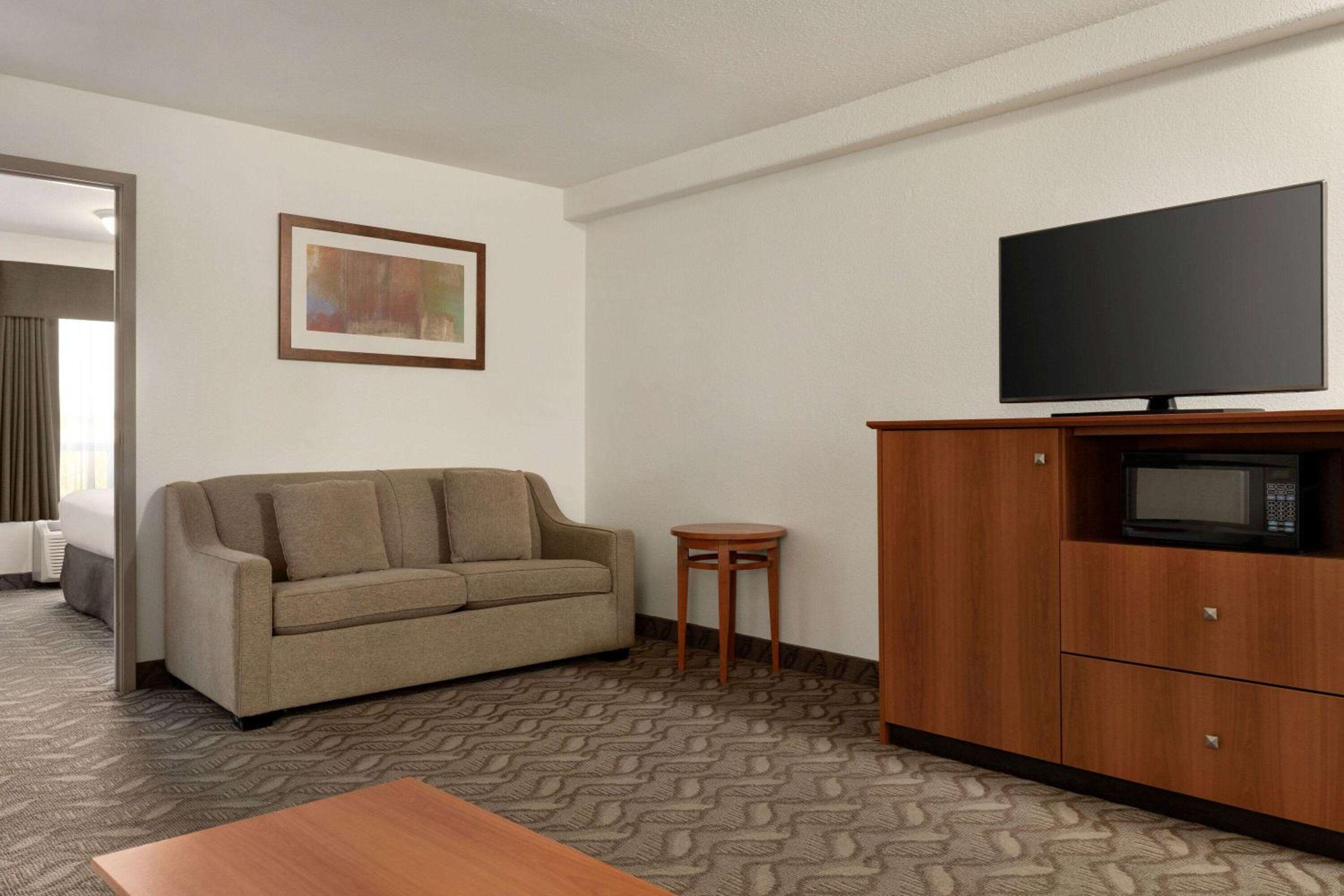 One Bedroom Deluxe Suite with Larger Living Room - Non-Smoking - Photo 2