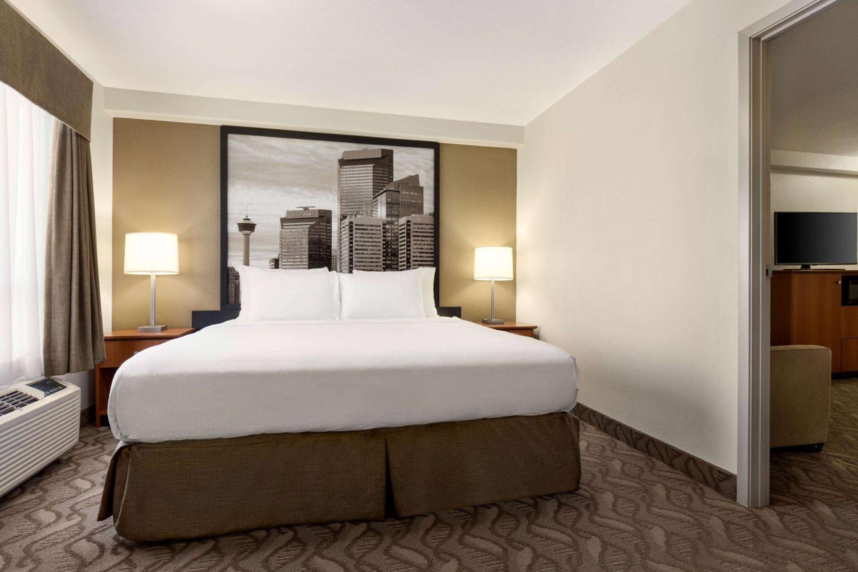 One Bedroom Deluxe Suite with Larger Living Room - Non-Smoking - Photo 3