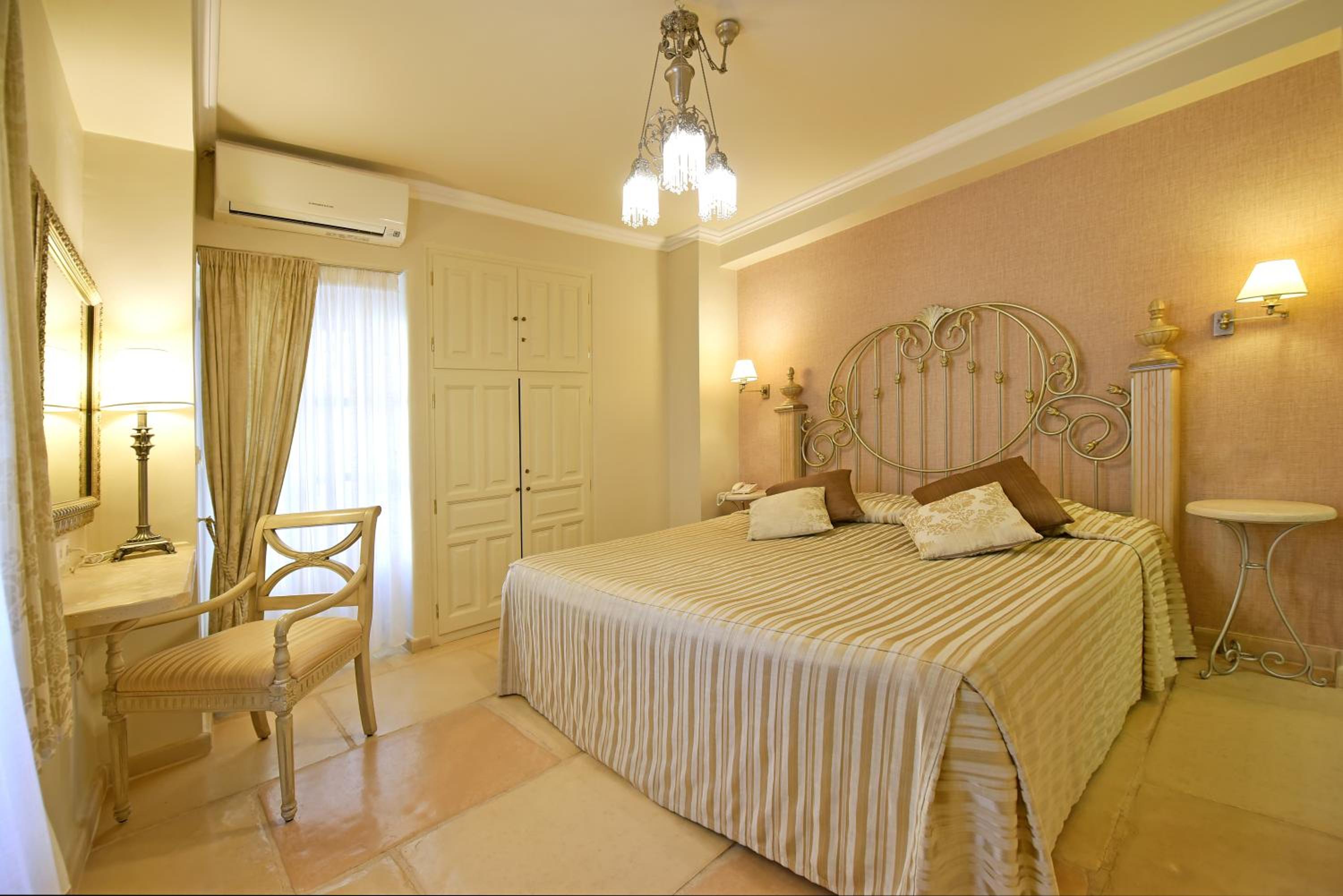 Double Room with Balcony - Photo 14