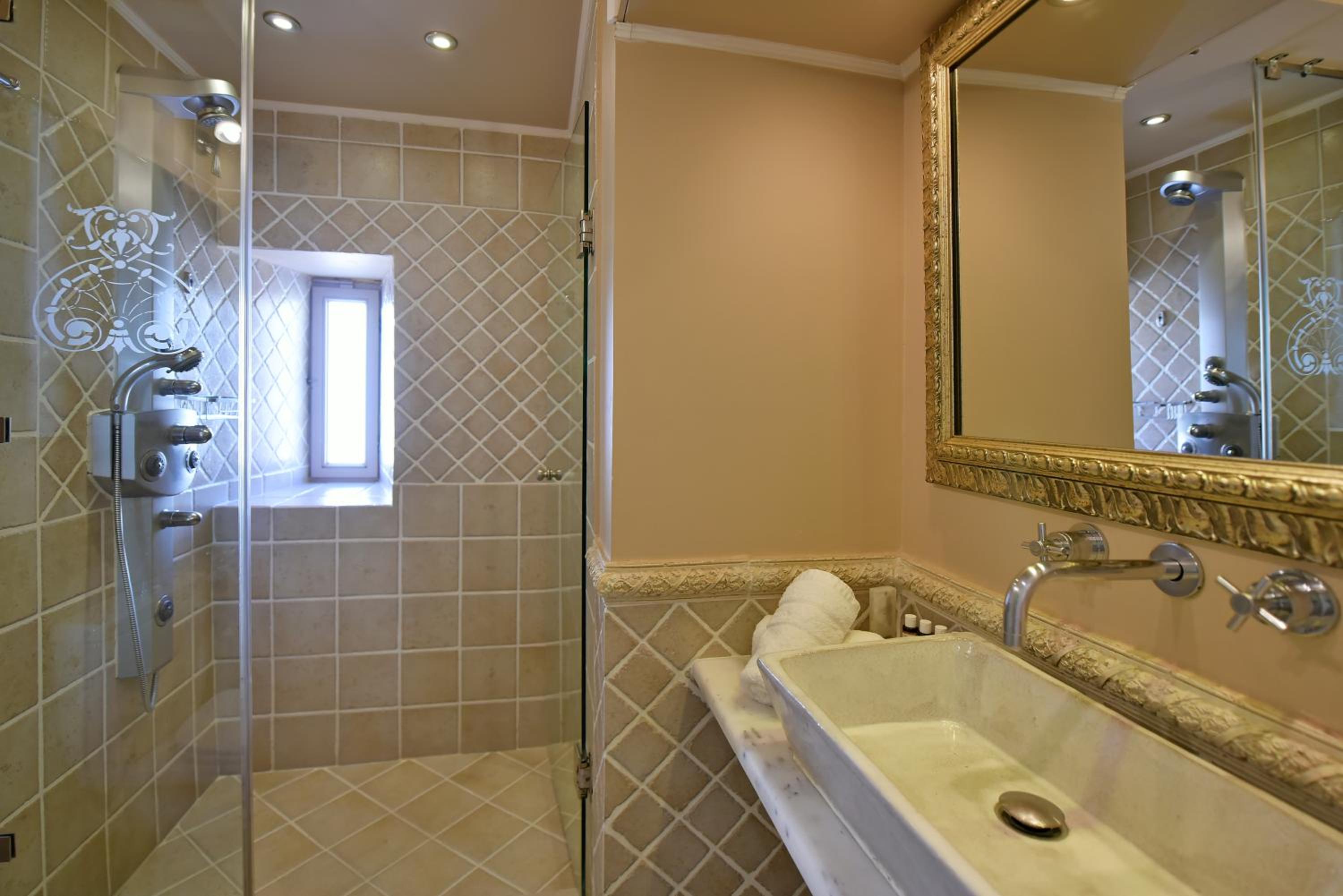 Double Room with Balcony - Photo 10