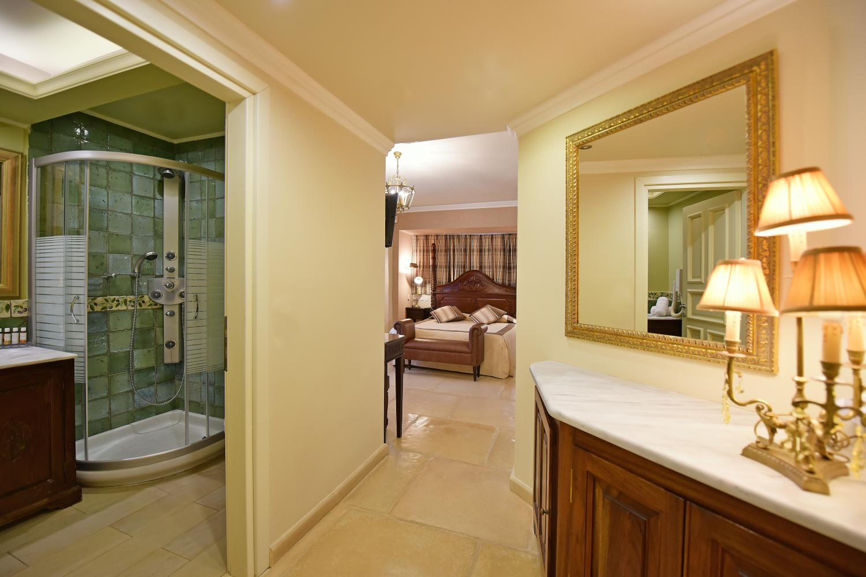 Double Room with Balcony - Photo 4