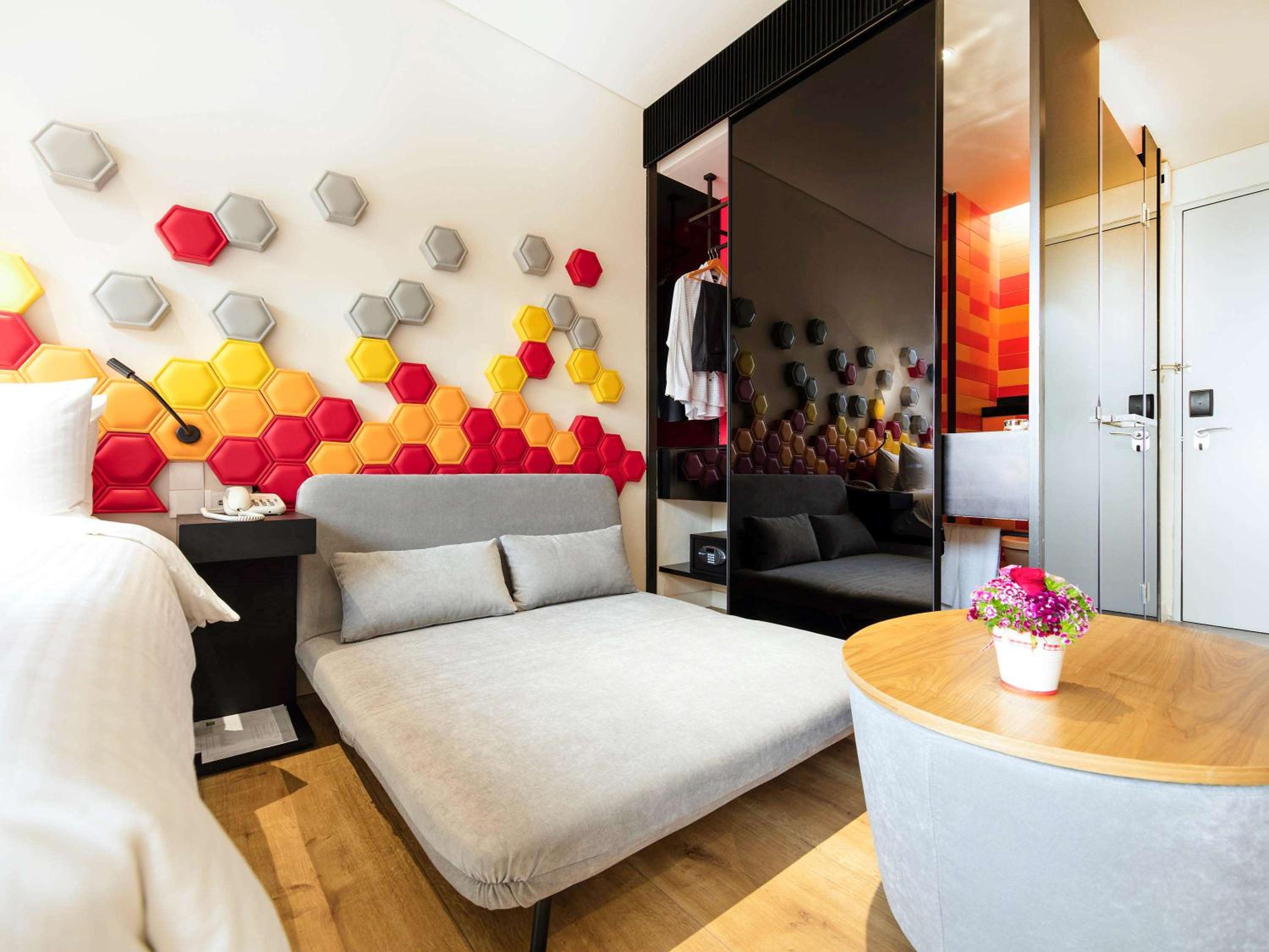 Family Room, 1 Queen Bed & 1 Sofa Bed photo 3